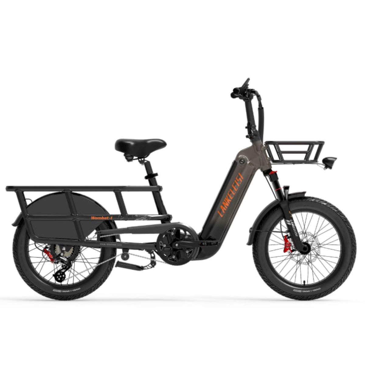 Una bici elettrica con telaio nero, cestino e portapacchi. Ha dettagli arancioni.