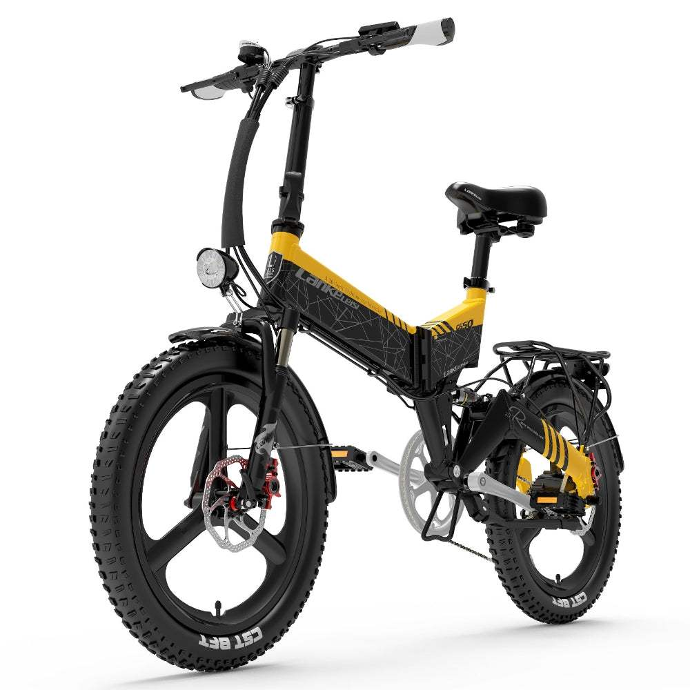 Bicicleta eléctrica amarilla y negra. Tiene luz delantera y portaequipajes. Los neumáticos son negros.