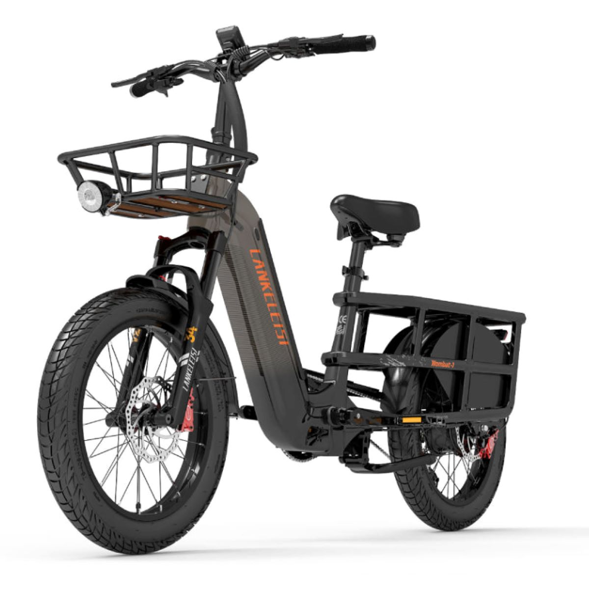 Bicicletta elettrica nera e grigia. Con cestino, portapacchi e pneumatici larghi. Sfondo bianco.