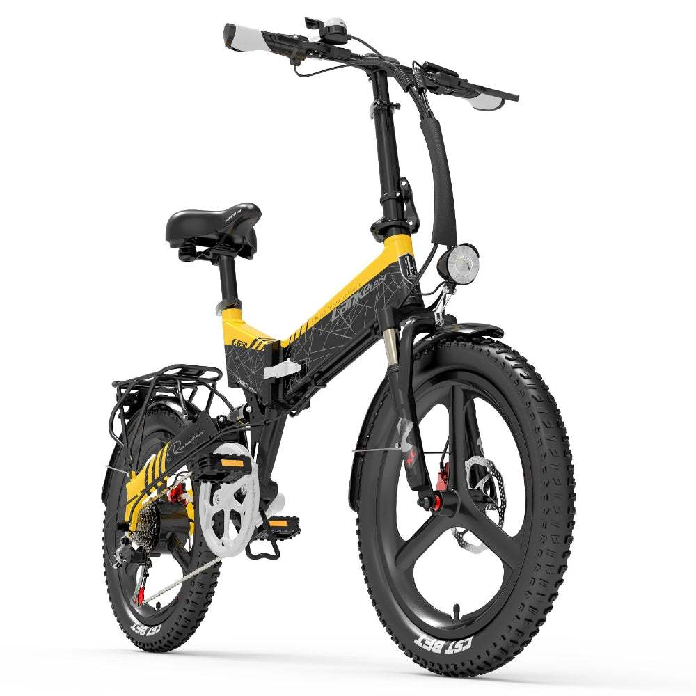 Bicicleta eléctrica amarilla y negra. En un estudio con fondo blanco.
