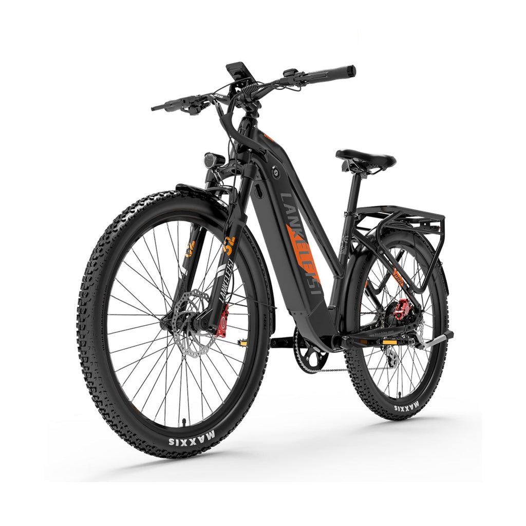 Bicicletta elettrica nera su sfondo bianco. Pneumatici grandi, accenti arancioni, portapacchi posteriore.