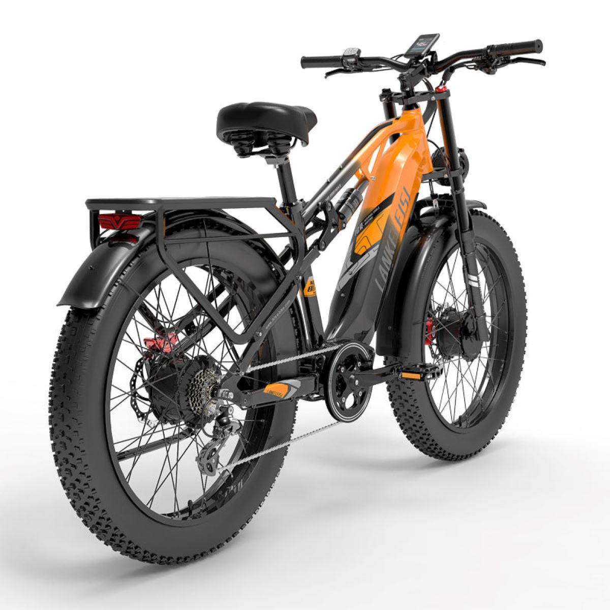 Orange und schwarzes Elektrofahrrad auf weißem Hintergrund. Es hat große Reifen und einen Gepäckträger hinten.