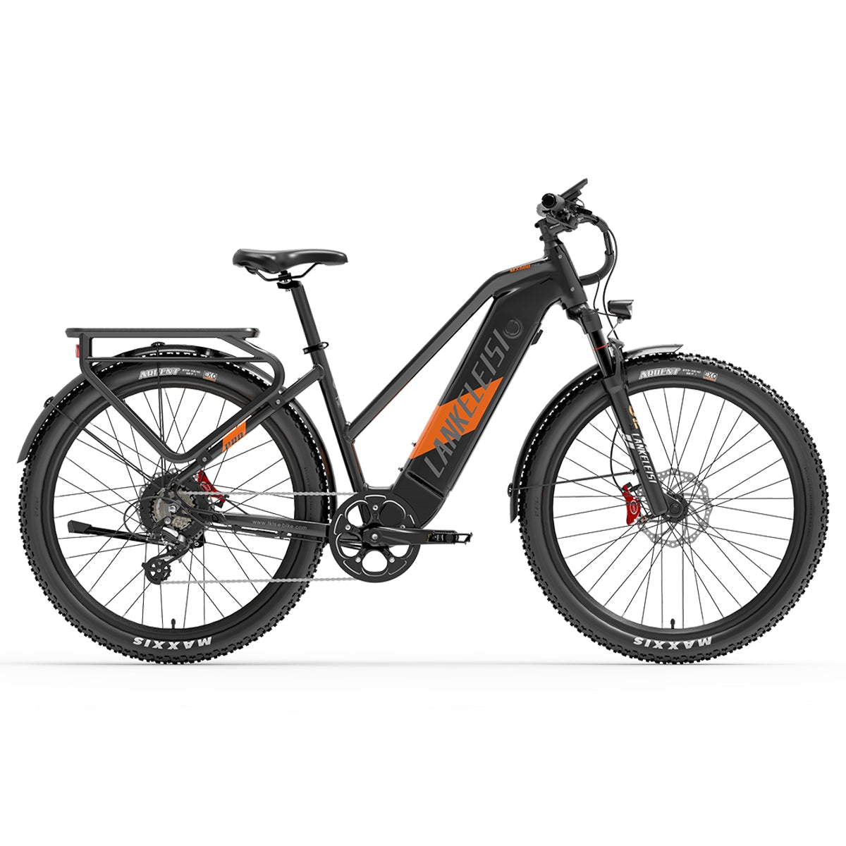 Schwarzes Elektrofahrrad mit orangefarbenen Akzenten, weißer Hintergrund.