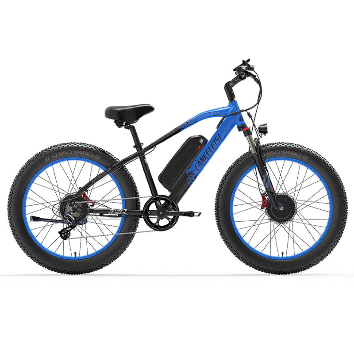 Blaues und schwarzes Elektrofahrrad auf weißem Hintergrund mit großen Reifen.