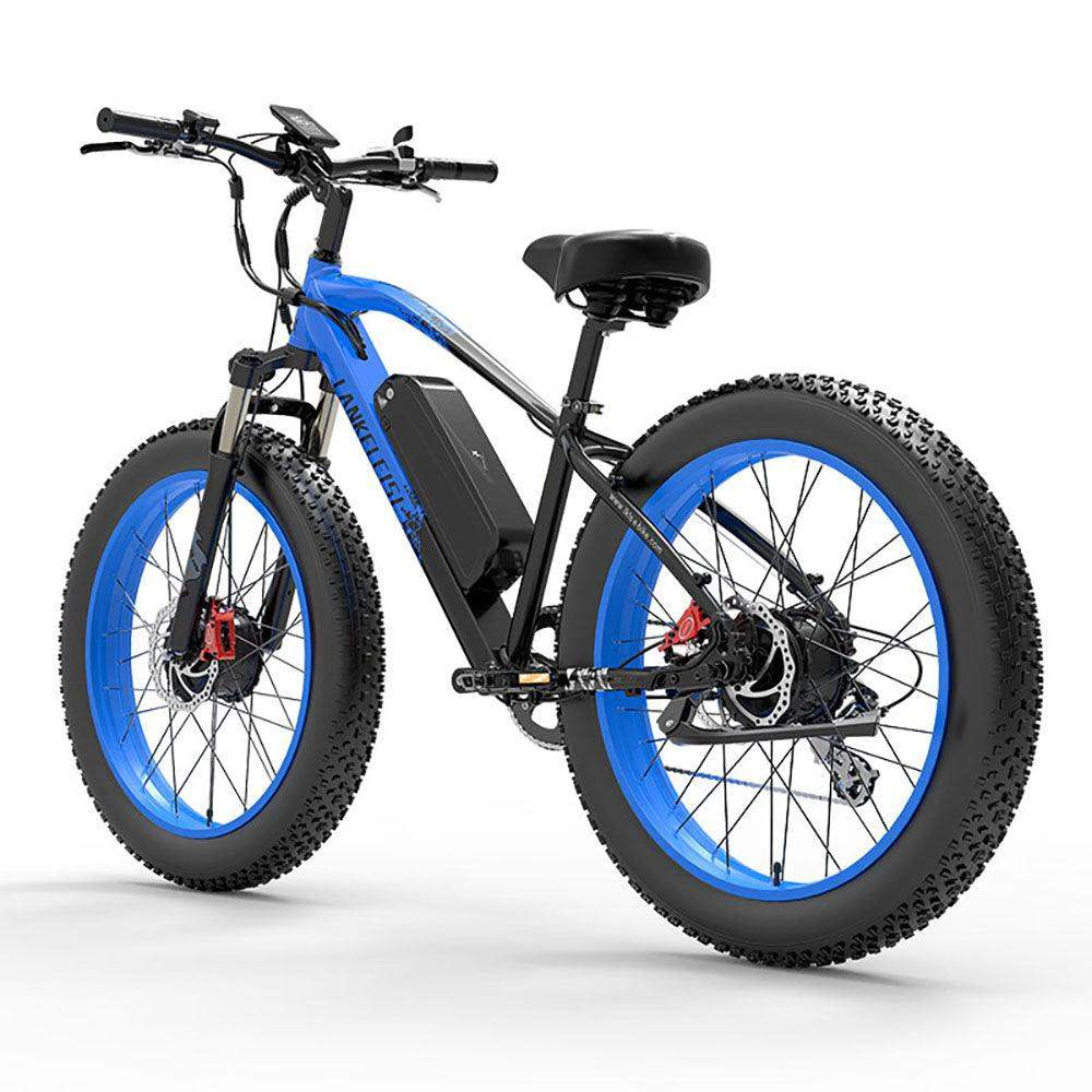 Bicicleta eléctrica de llanta ancha negra y azul. Batería, cuadro azul y neumáticos negros con llantas azules.