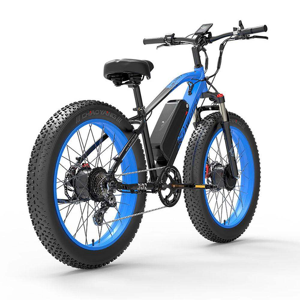 Una bicicleta eléctrica azul sobre un fondo blanco. Tiene neumáticos gruesos y un motor negro. Vista lateral.