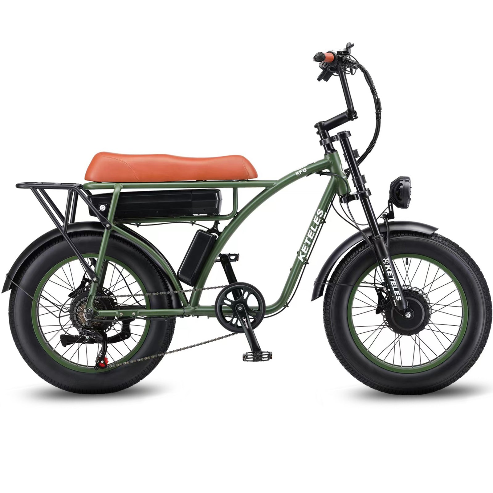 Grünes Elektrofahrrad mit braunem Sitz auf weißem Hintergrund.