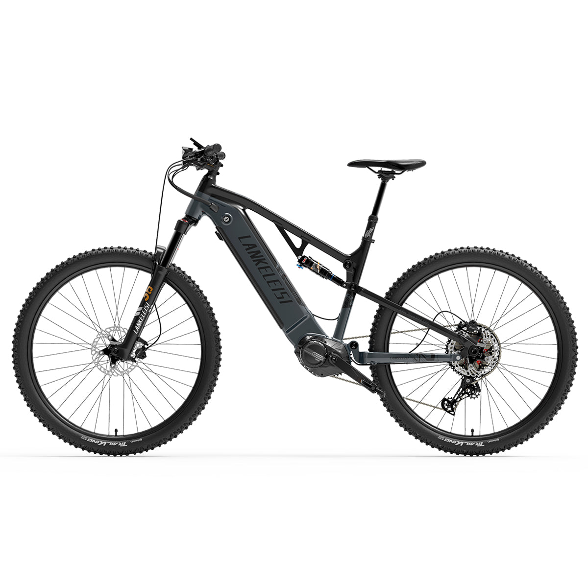 Schwarz-graues elektrisches Mountainbike, weißer Hintergrund.