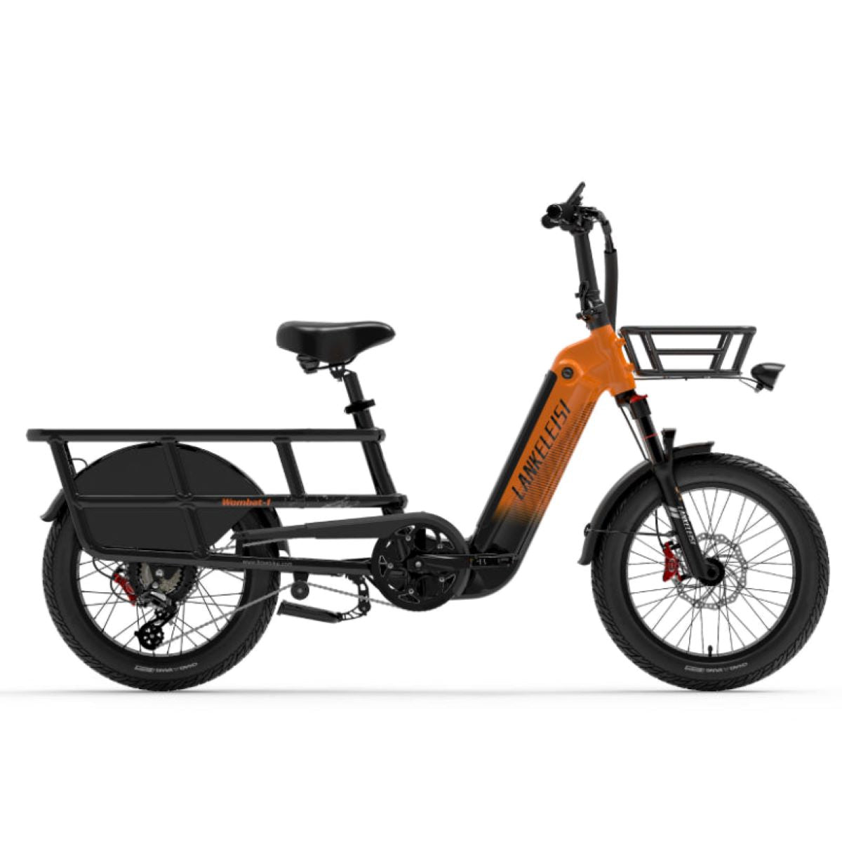 E-bike cargo, arancione e nera. Cestino davanti, portapacchi dietro. Sfondo bianco.