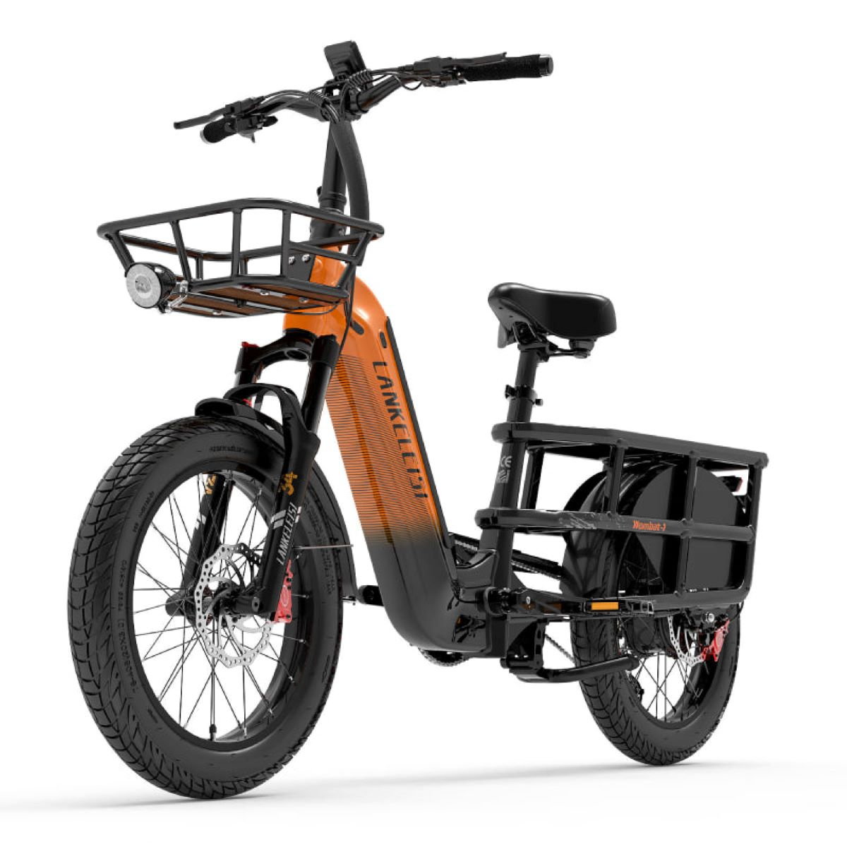 Bicicletta elettrica arancione e nera con cestino, portapacchi e pneumatici neri su sfondo bianco.