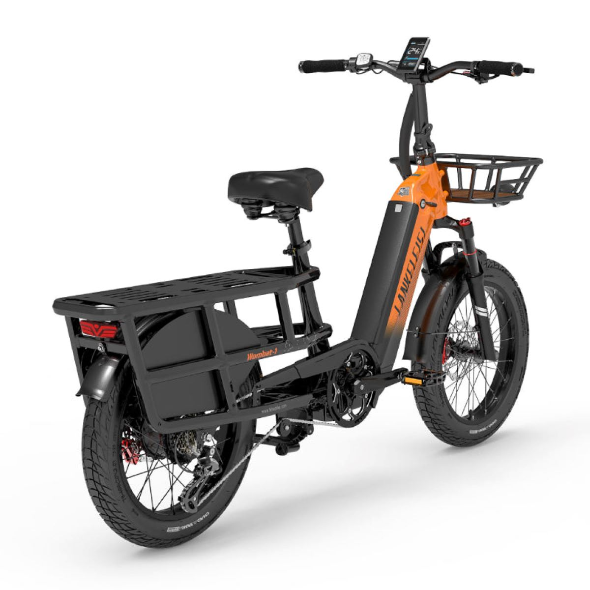 Una bici elettrica arancione e nera con un cestino, un portapacchi e un sedile nero.