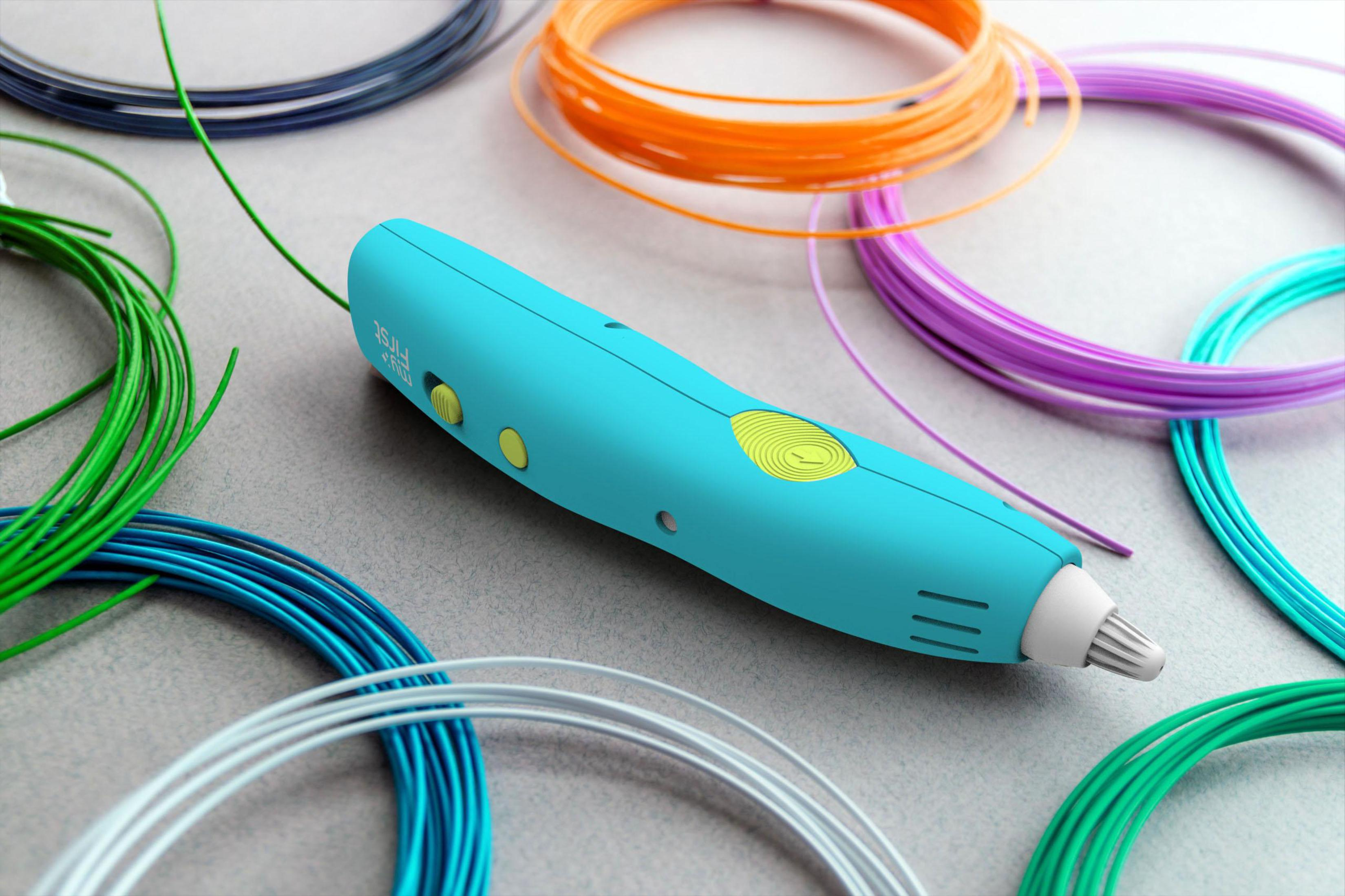 Una penna 3D turchese circondata da bobine di filamento colorate. La penna ha pulsanti e punta gialli. Lo sfondo è sfocato.