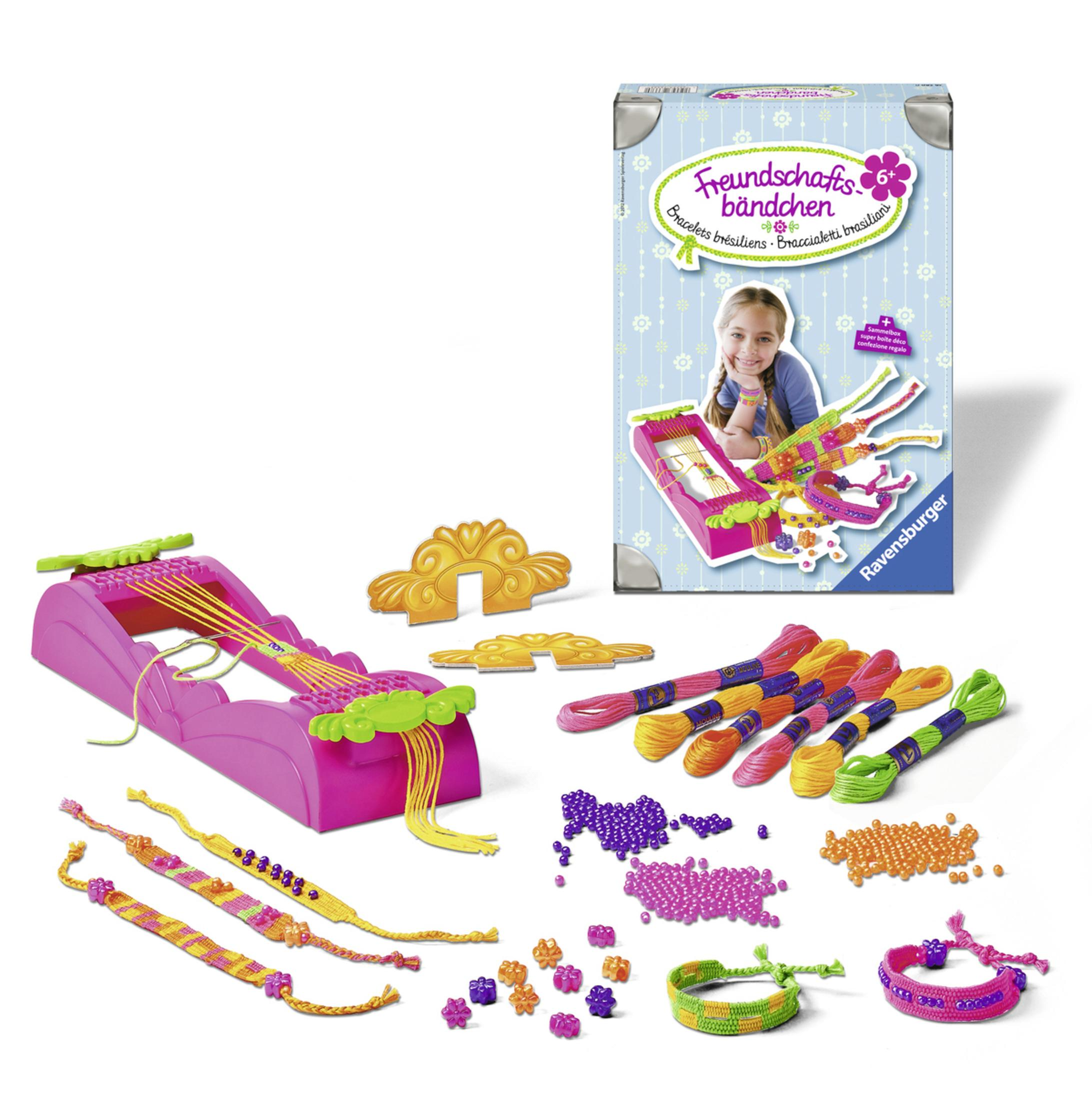 Dziewczyna z zestawem do bransoletek. Różowy warsztat, kolorowe nici i koraliki na białym tle.