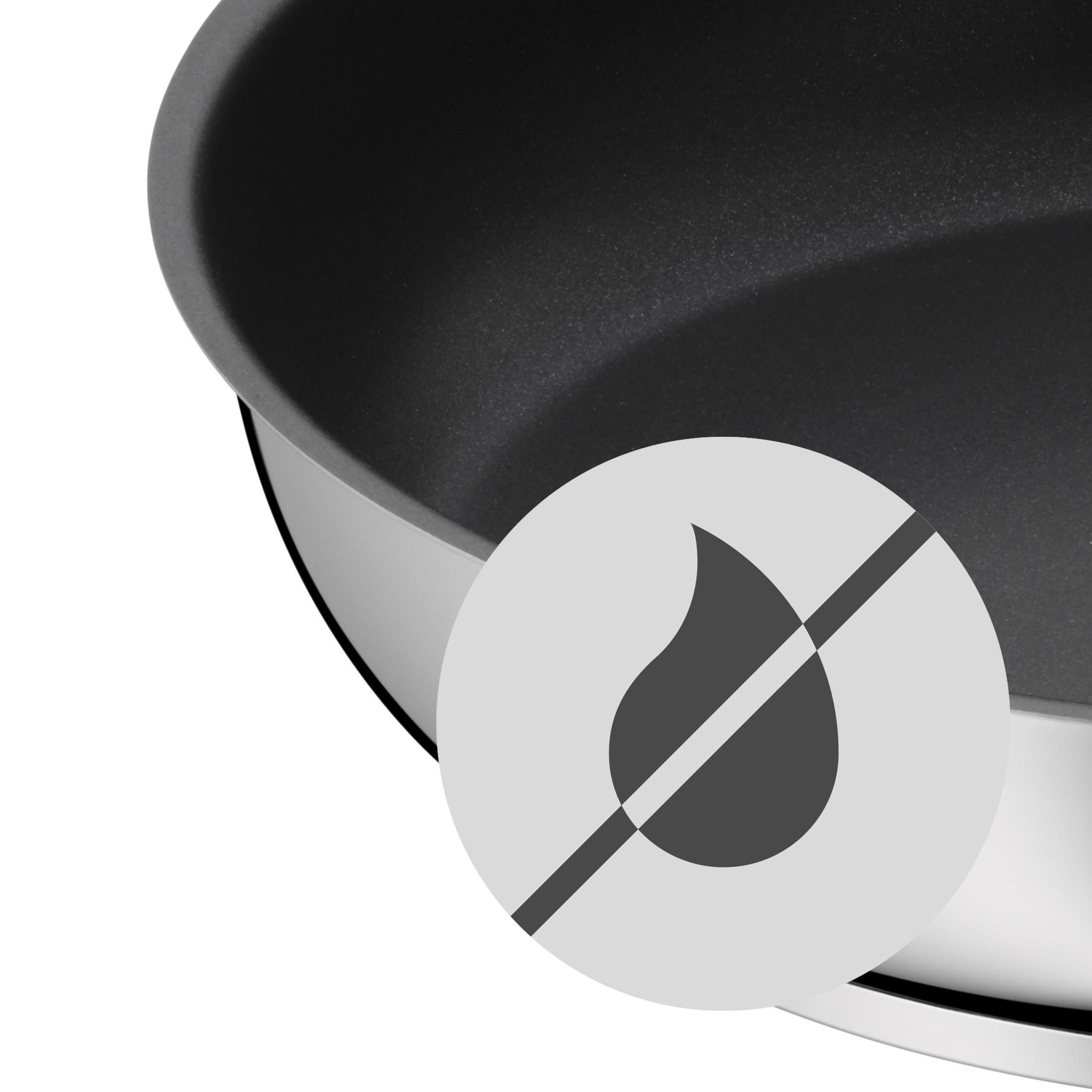 Zbliżenie patelni nieprzywierającej ze symbolem braku płomienia.