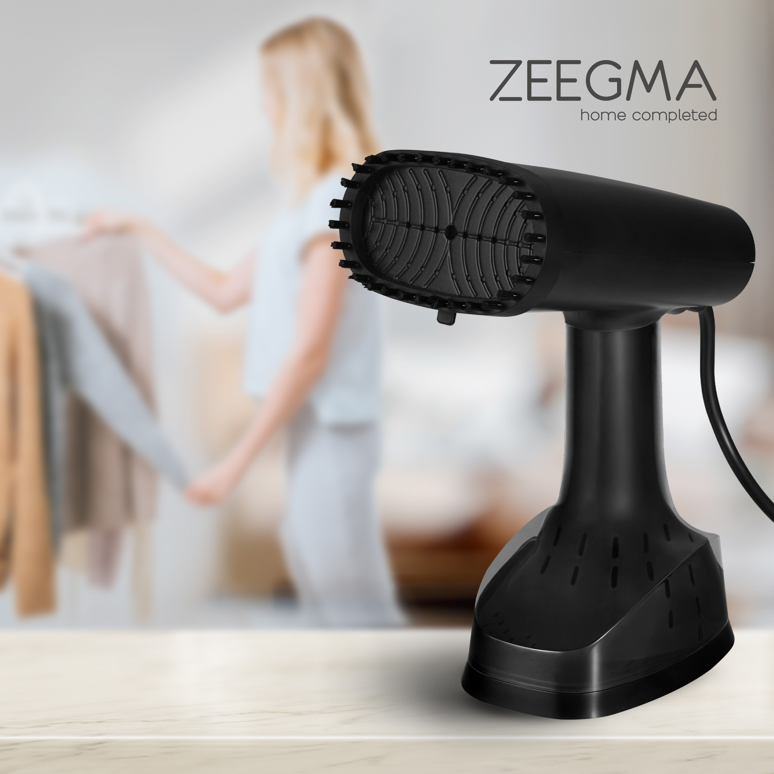 Czarny ręczny parownik na powierzchni. Osoba w rozmytym tle.