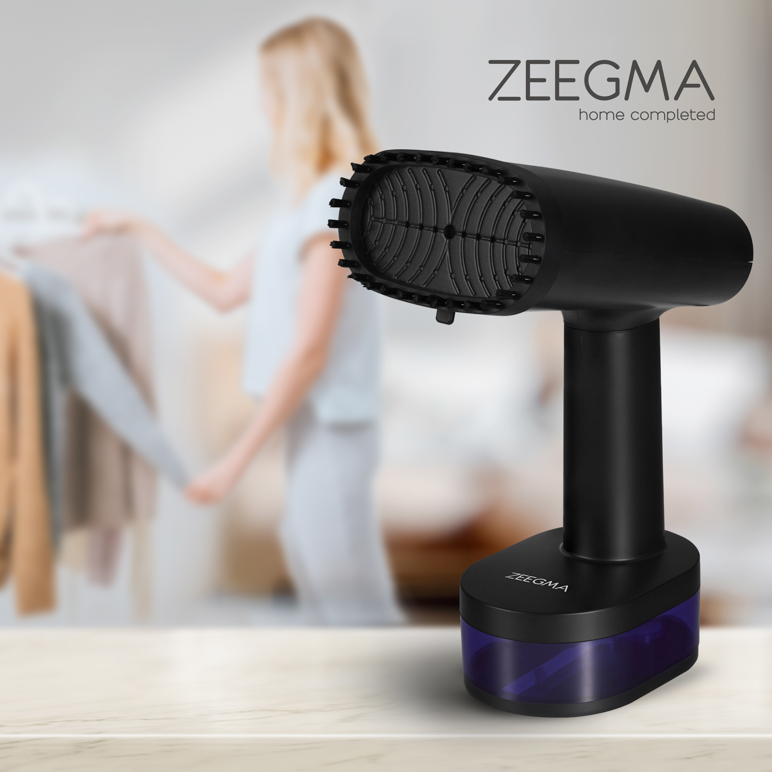 Czarny parownik do odzieży z fioletowym zbiornikiem na wodę, z rozmytą kobietą i ubraniami.