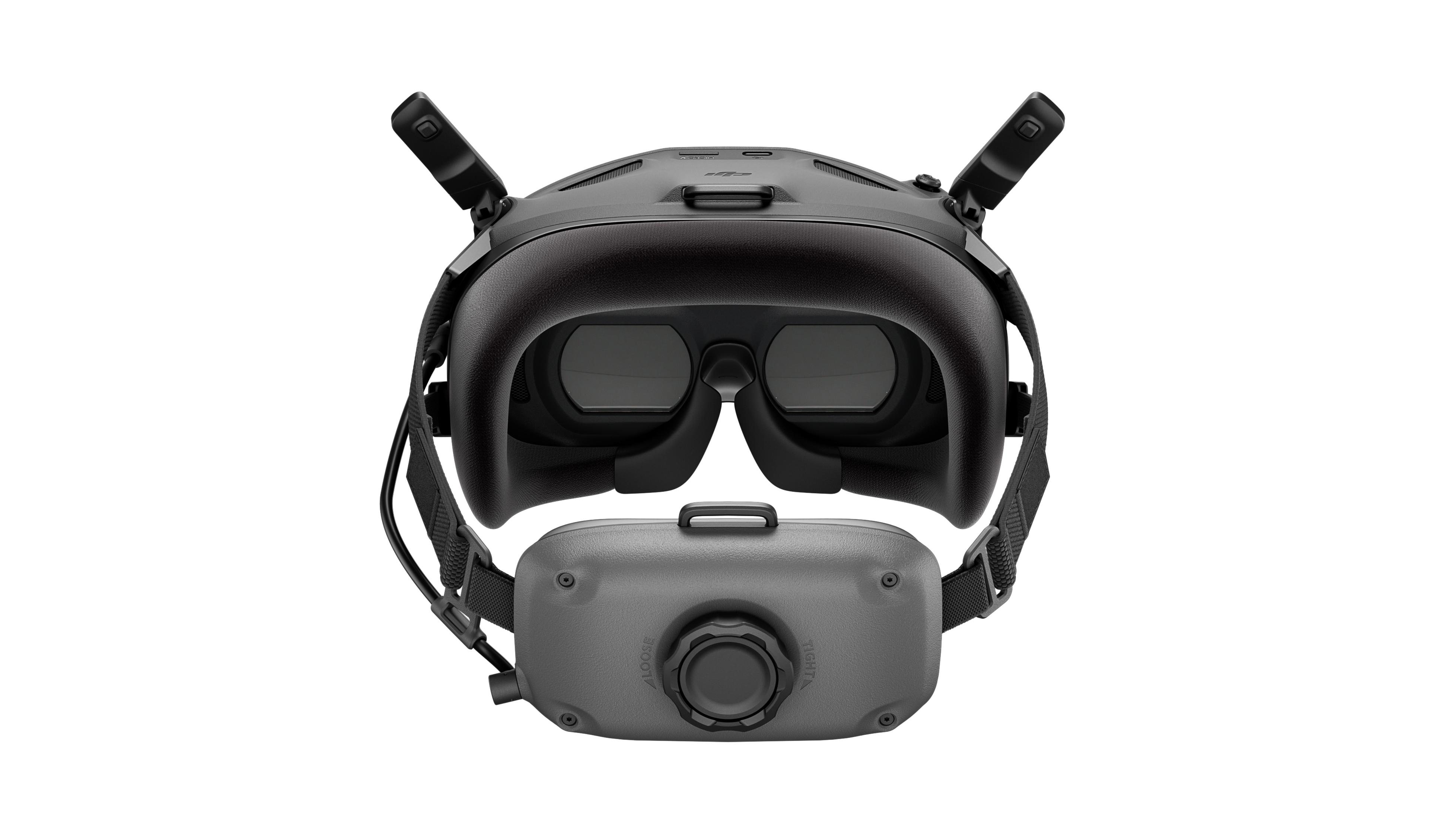 VR-Headset und Controller, schwarz und grau, weißer Hintergrund, Vorderansicht.