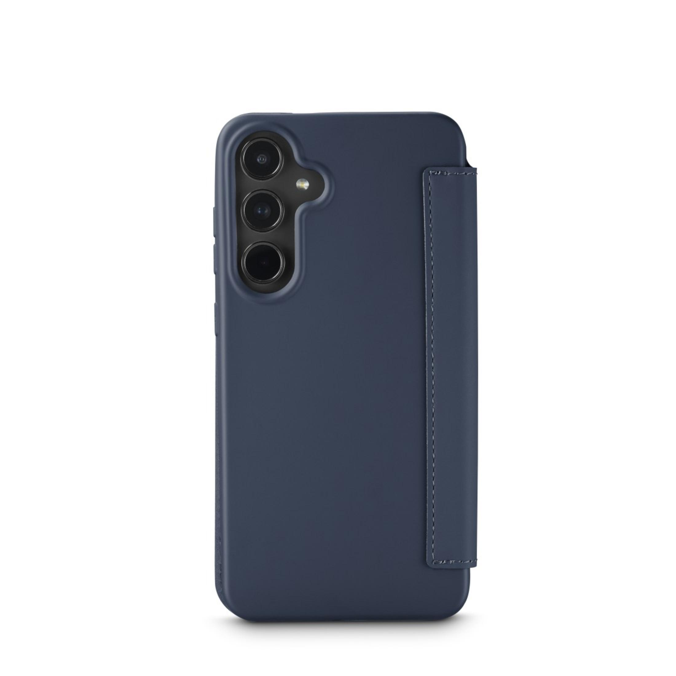 Un étui de téléphone bleu foncé, avec une texture lisse et un rabat. La caméra est visible.