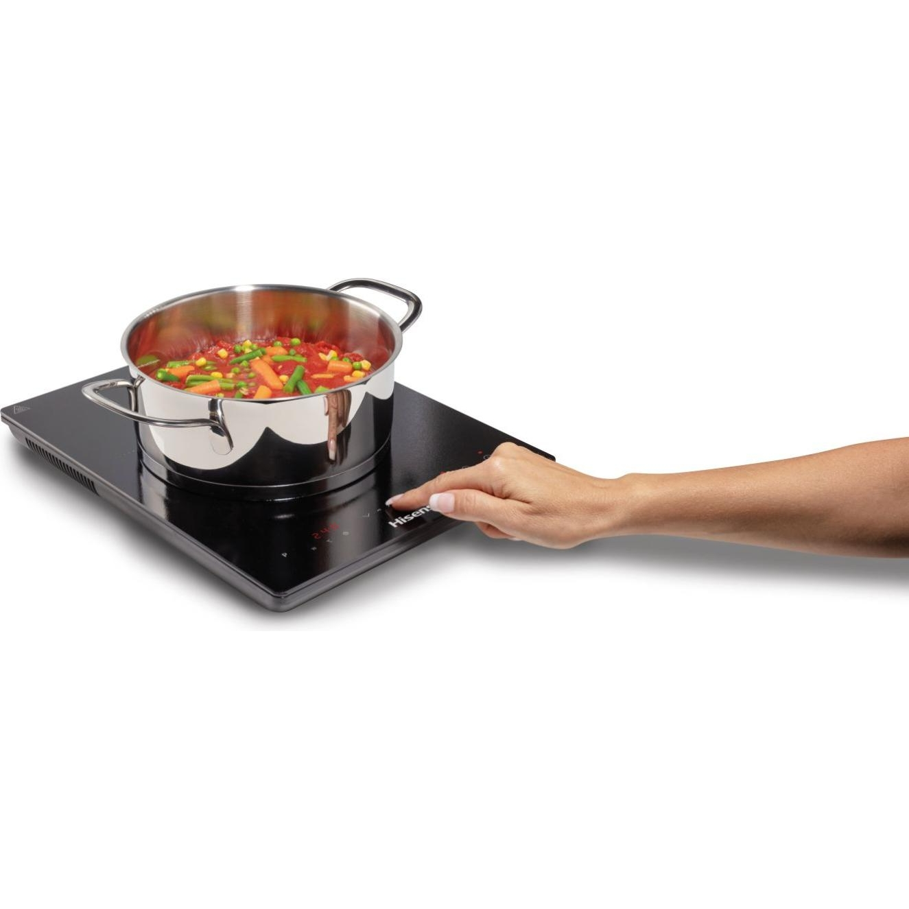 Topf mit gekochtem Essen auf einem schwarzen Induktionsherd. Eine Hand drückt einen Knopf.