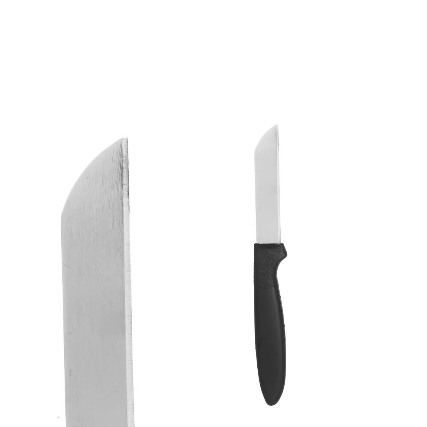 Dos cuchillos. Uno es una hoja grande, el otro un cuchillo pequeño. Ambos sobre blanco.