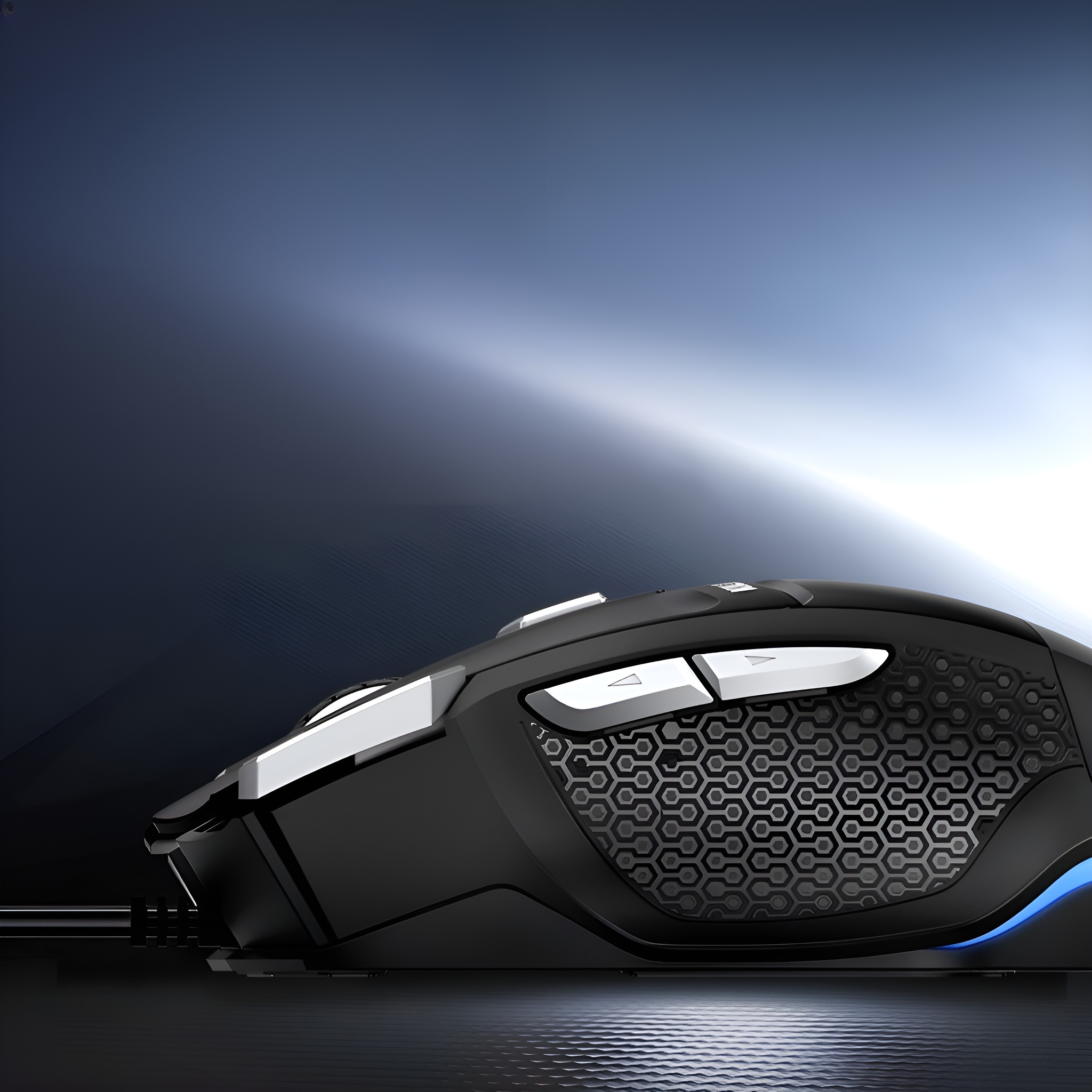 Schwarze Gaming-Maus mit weißen Tasten und einem schwarz-grauen Wabenmuster. Blaues Licht an der Seite.