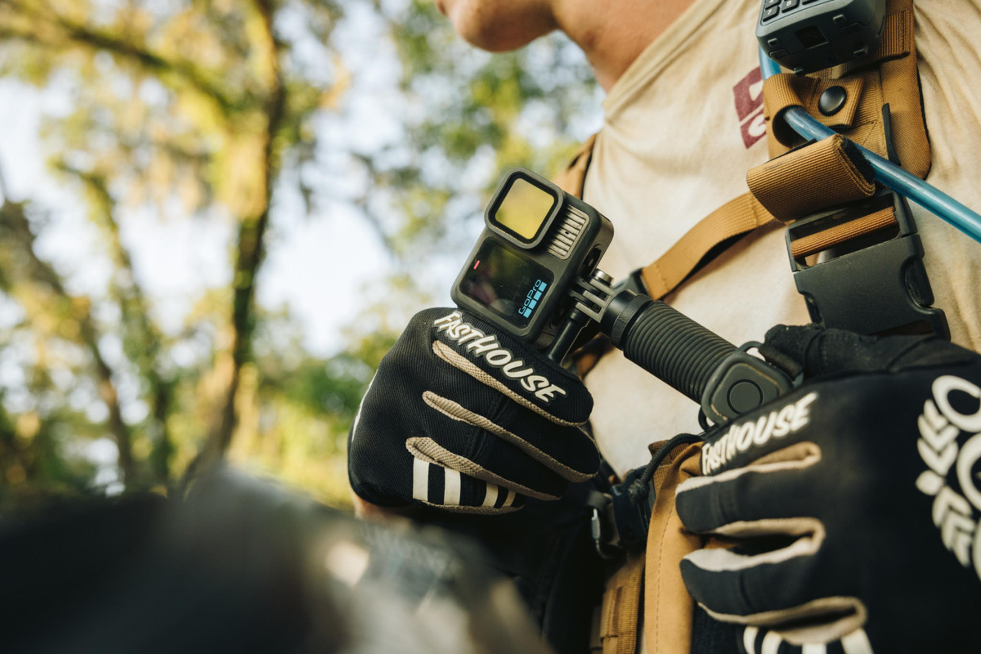 Osoba trzymająca kamerę GoPro przymocowaną do kierownicy.