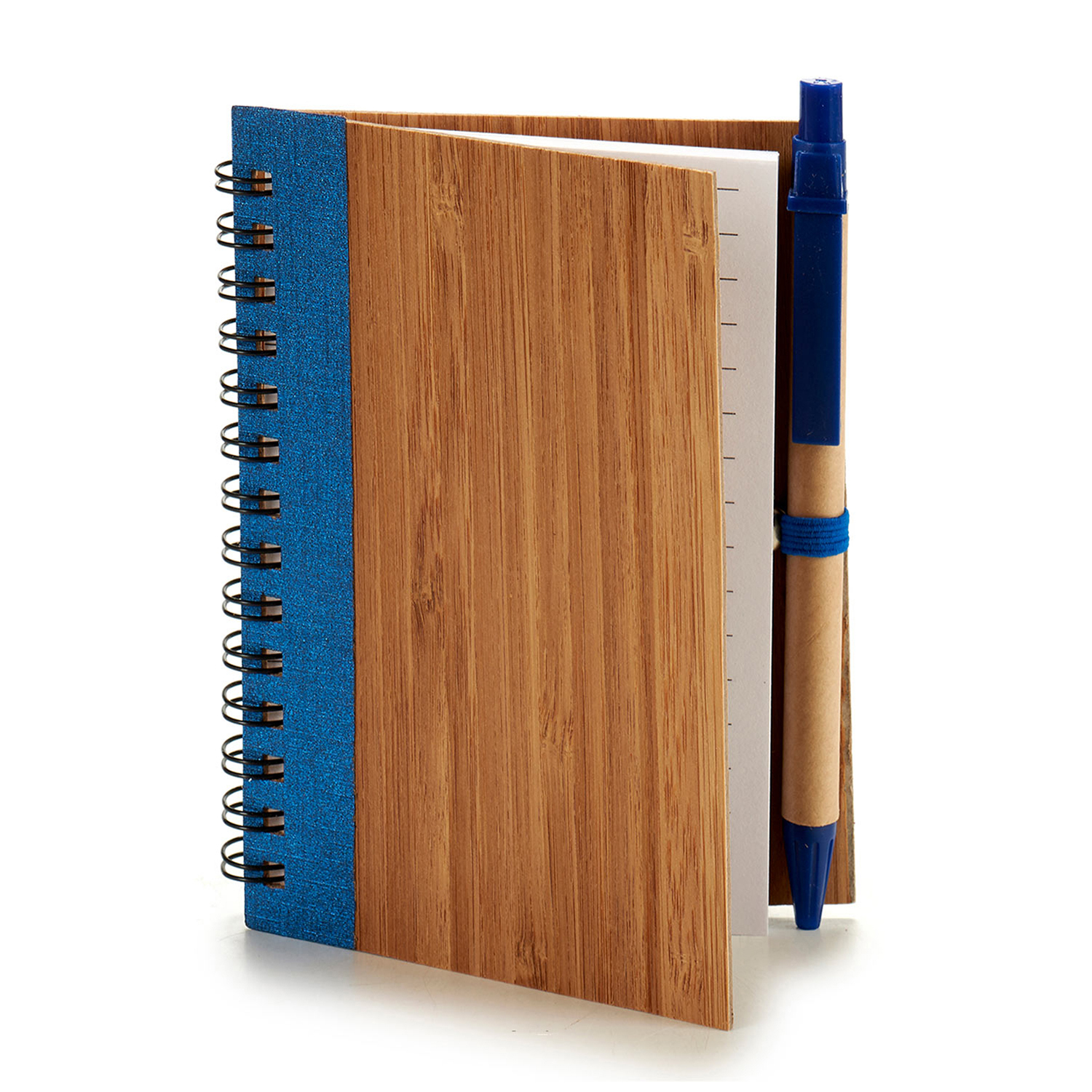 Un cuaderno con tapa de madera, un bolígrafo y un lomo azul. Todo sobre fondo blanco.