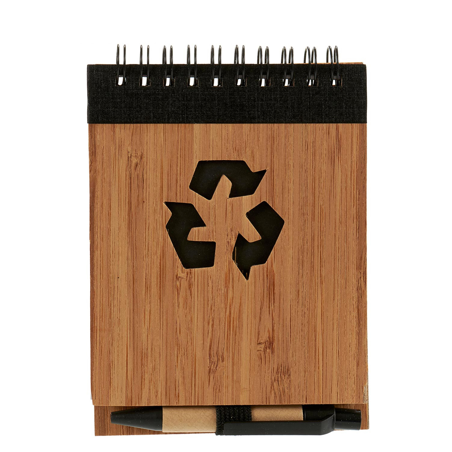Un bloc de notas de madera con un símbolo de reciclaje recortado. Un bolígrafo está adjunto.