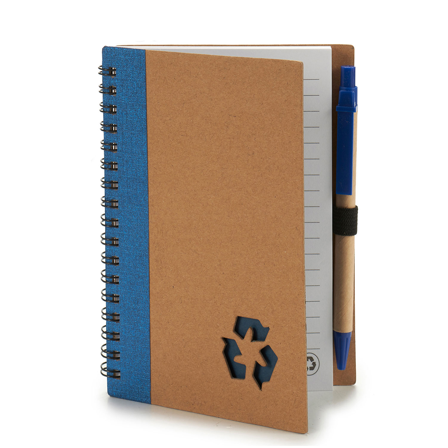 Un cuaderno espiral con lomo azul, un símbolo de reciclaje recortado y un bolígrafo, sobre una superficie blanca.