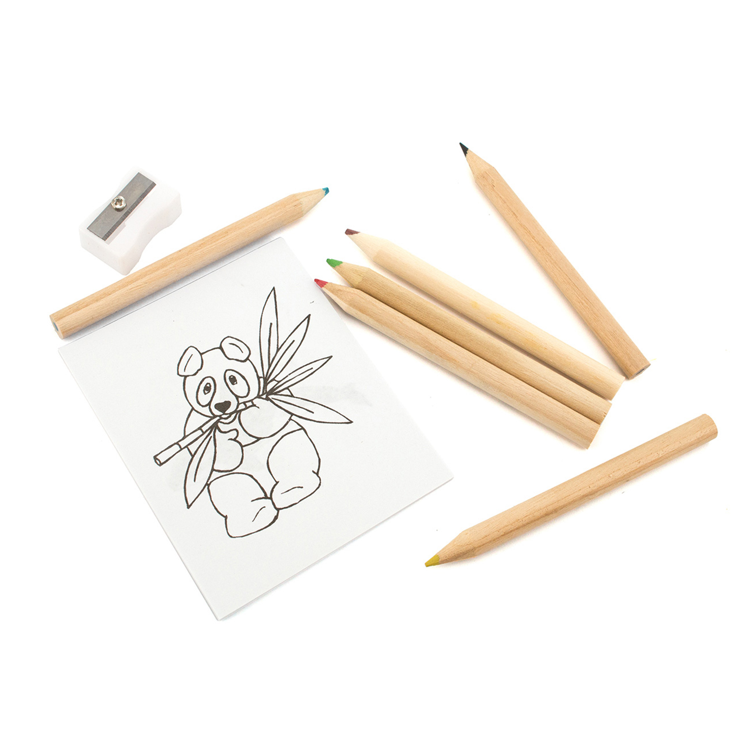 Un dibujo de un oso panda con lápices de colores y un sacapuntas, sobre fondo blanco.