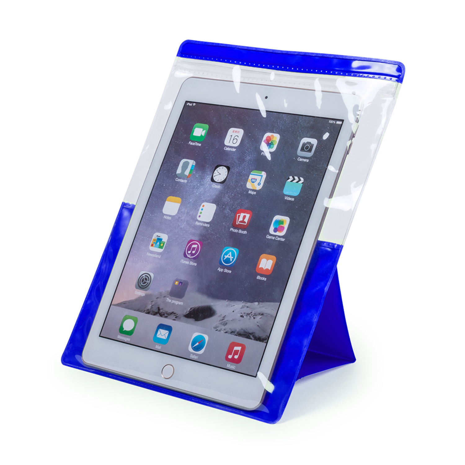 Tableta en una funda impermeable azul y transparente, apoyada en un soporte azul. La pantalla está encendida.