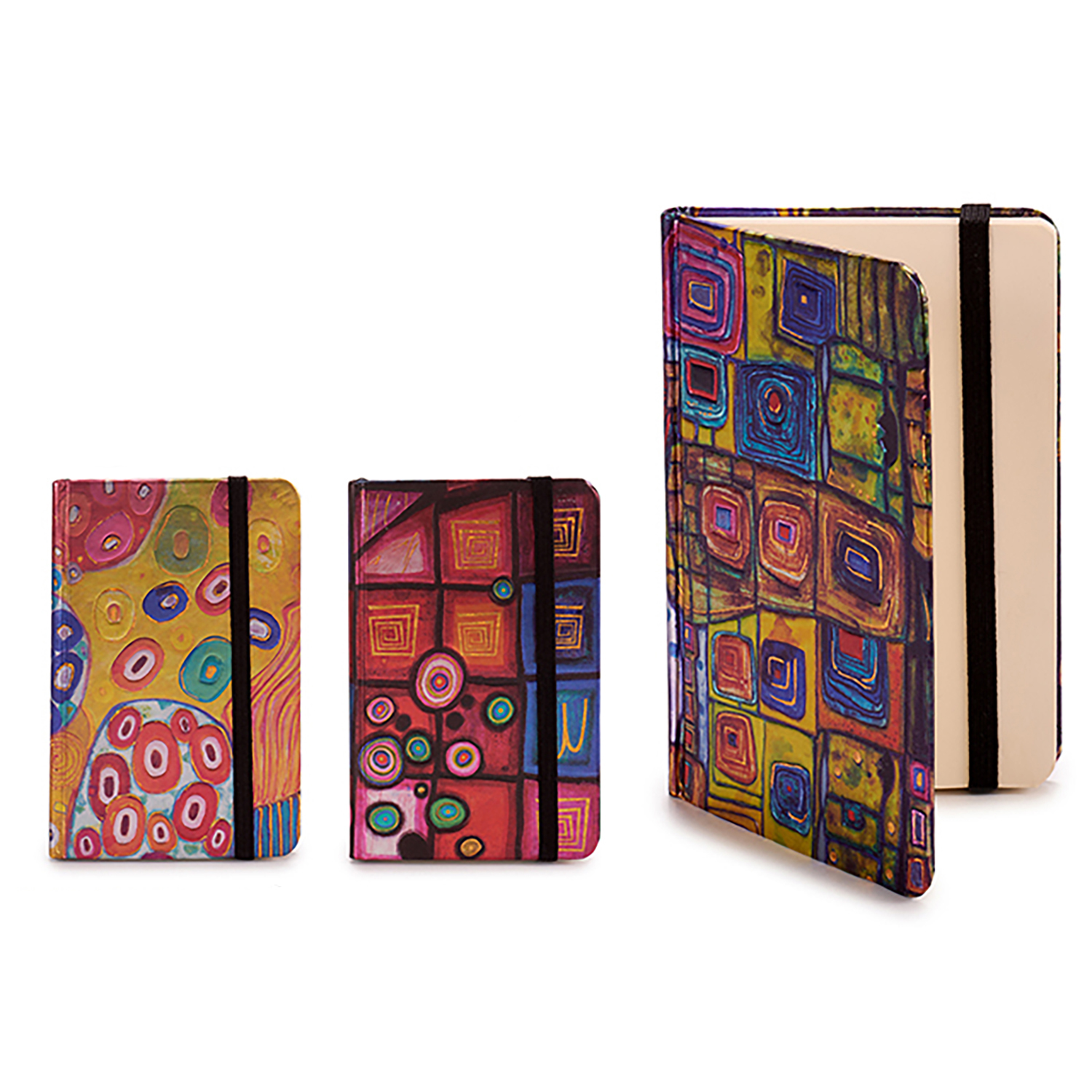 Tres cuadernos con cubiertas de arte abstracto coloridas y una banda elástica negra, sobre fondo blanco.