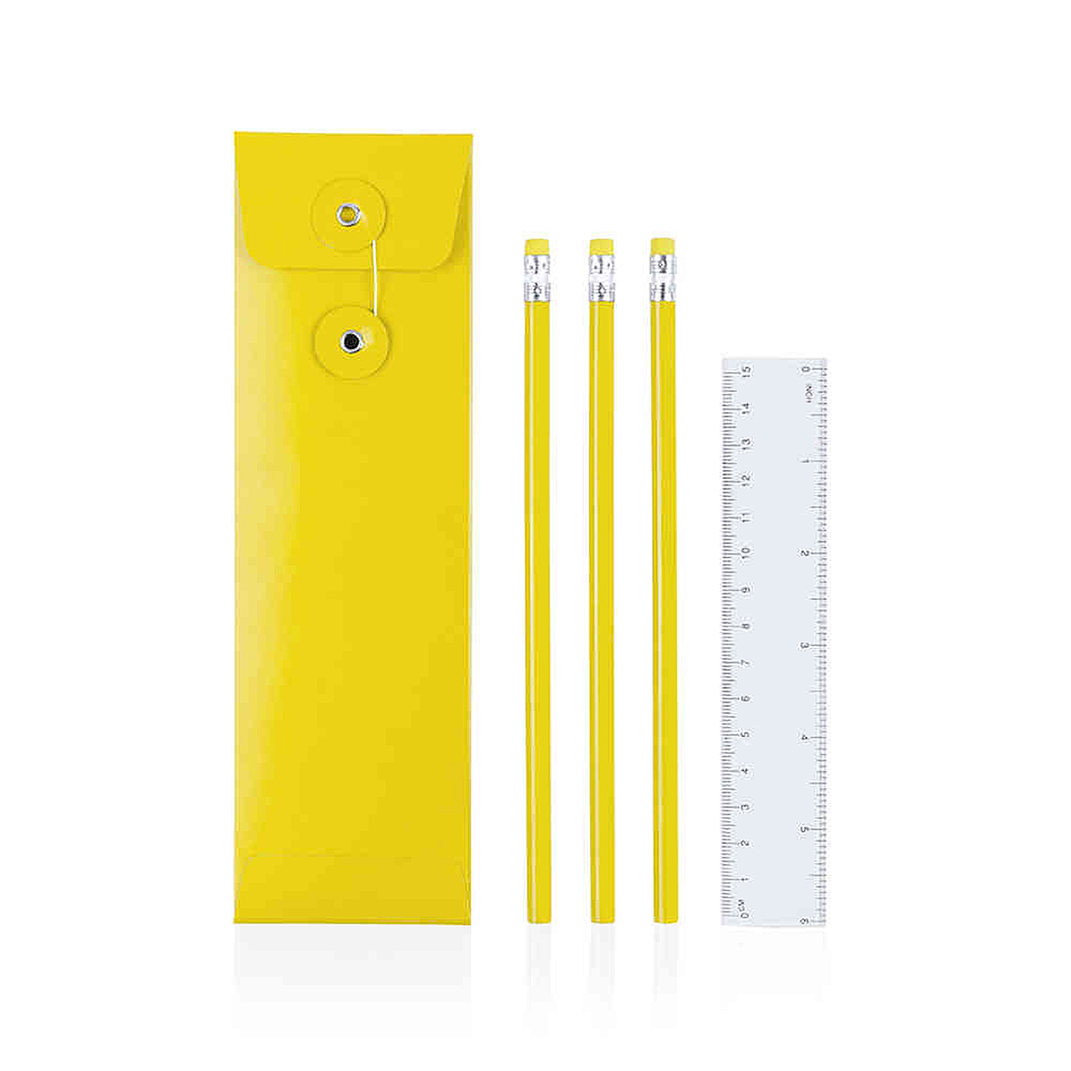 Estuche amarillo con tres lápices amarillos y una regla, todo sobre blanco.
