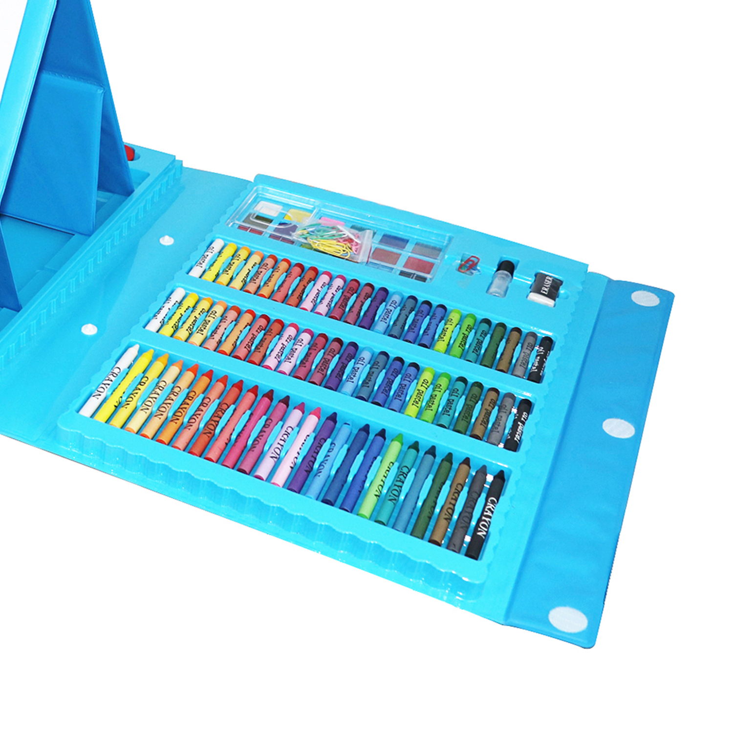 Kit de arte azul abierto, crayones, rotuladores y otros útiles de arte organizados.