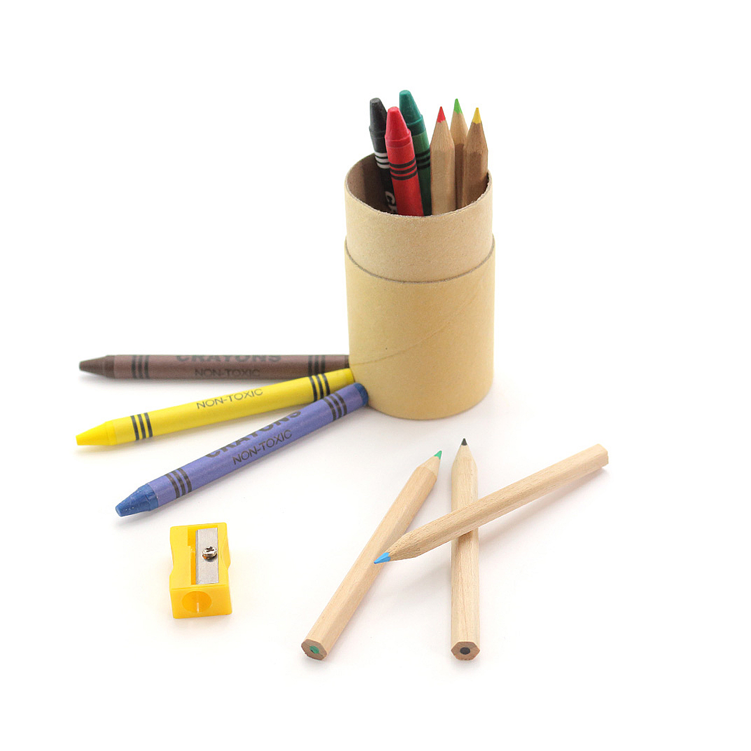 Un paquete de lápices de colores y lápices en un recipiente de cartón junto a varios lápices de colores dispersos.