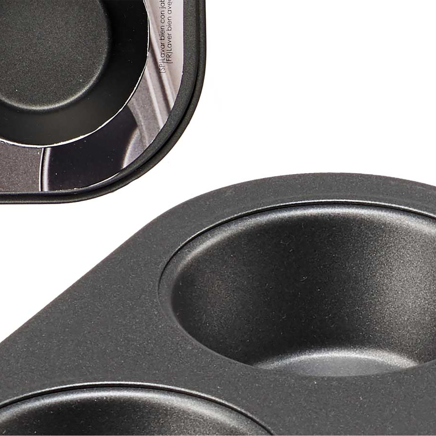 Primer plano de un molde para muffins negro. Muestra tres cavidades redondas. La superficie es antiadherente.