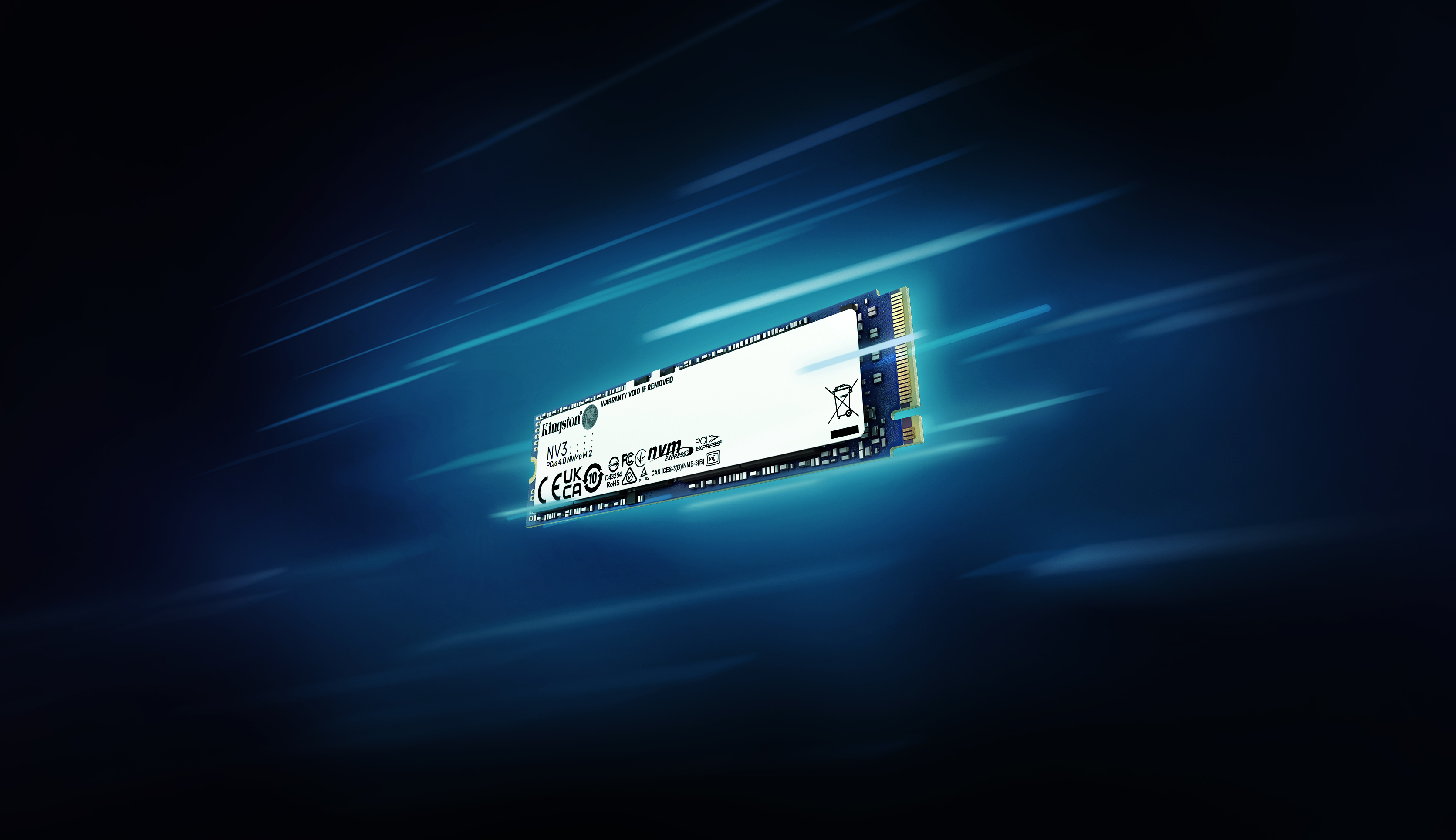 SSD sobre fondo oscuro con rayas de luz azules.