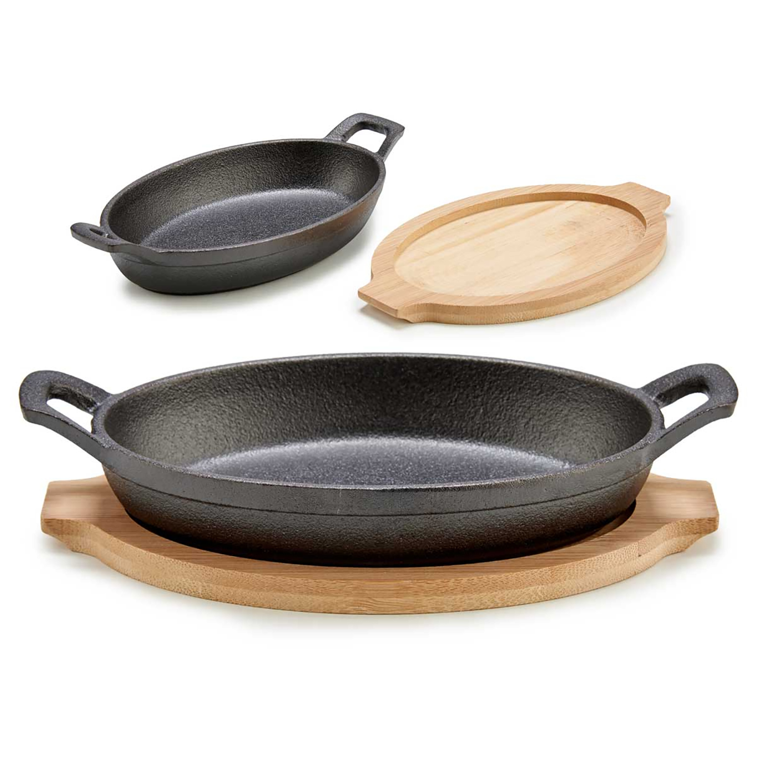 Tre piccole padelle ovali in ghisa con basi in legno. Tutti sono su sfondo bianco.
