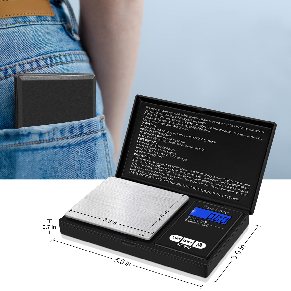 Taschenwaage auf schwarzem Untergrund mit Telefon in der Tasche, mit Abmessungen in Zoll.