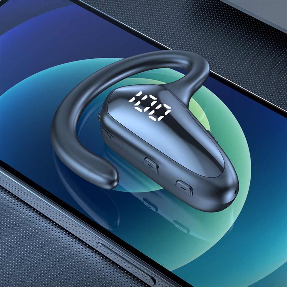 Nahaufnahme eines schwarzen Bluetooth-Headsets auf einem Smartphone-Bildschirm. Es zeigt eine Digitalanzeige.