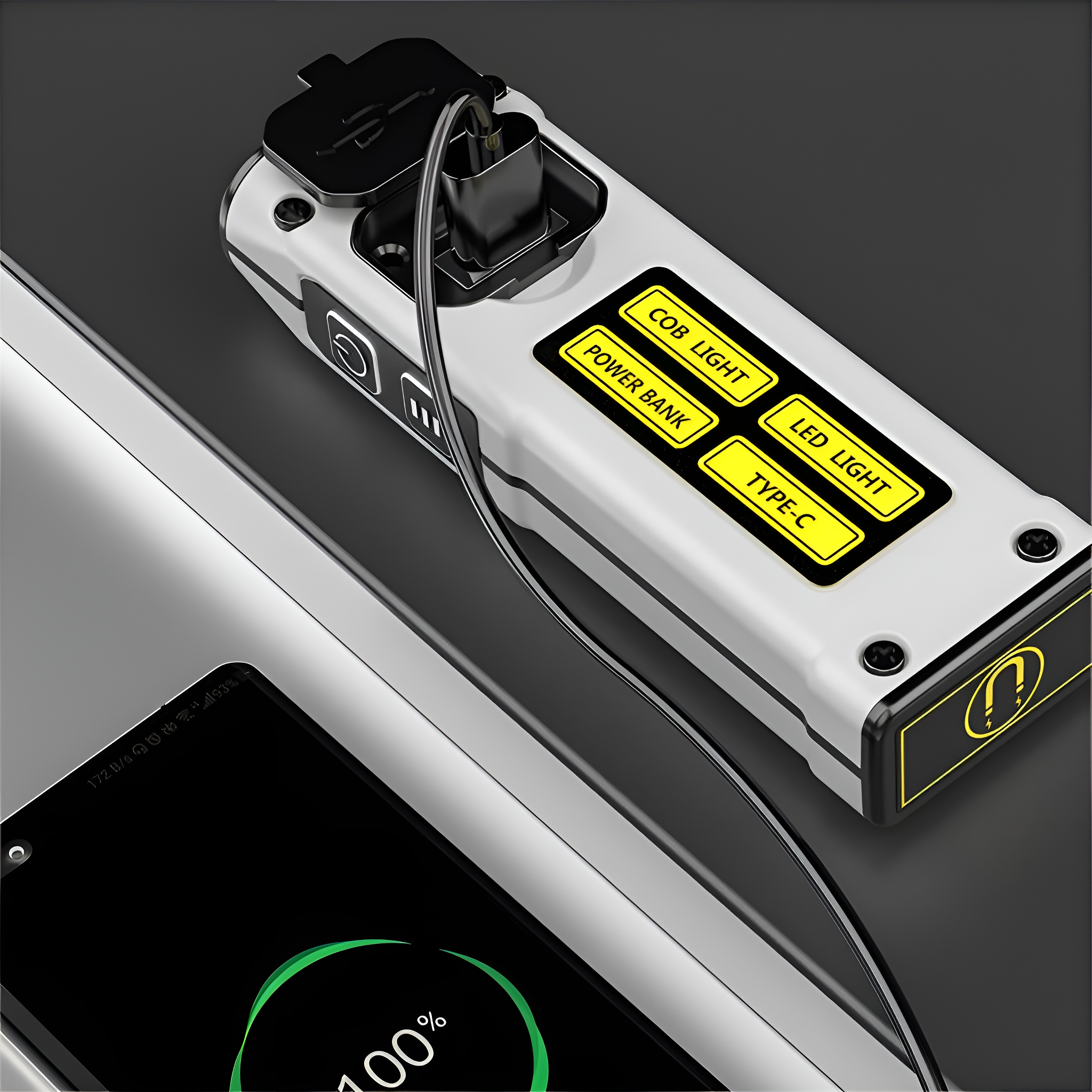 Silberne und weiße Powerbank mit mehreren Anschlüssen und ladendem Telefon.