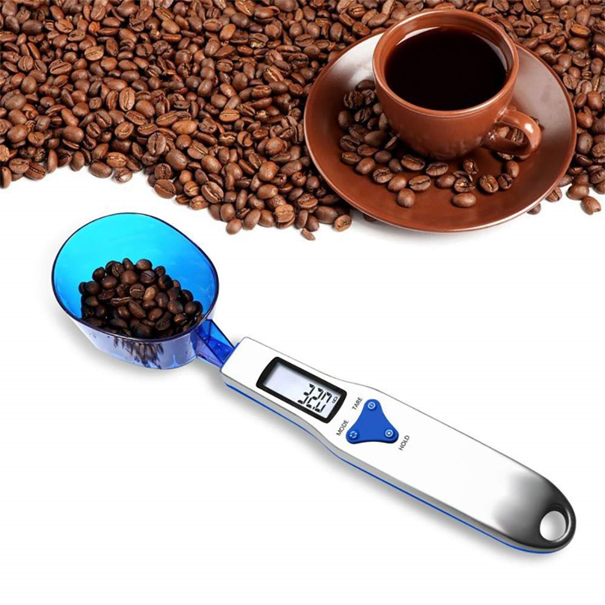 Eine digitale Waagschaufel gefüllt mit Kaffeebohnen neben einer Kaffeetasse.