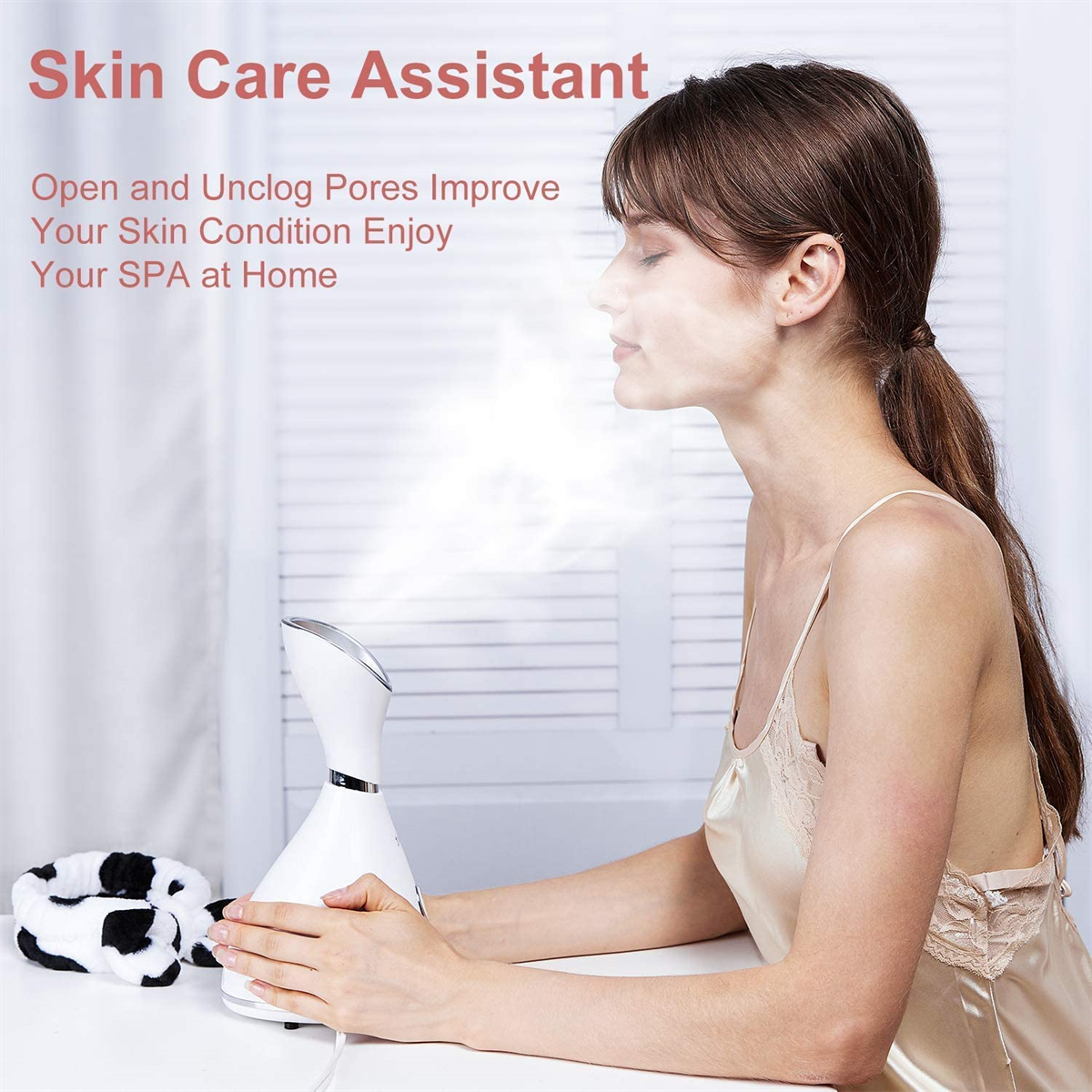 Frau benutzt Gesichtsbedampfer, Dampf steigt auf. Text: Skin Care Assistant.