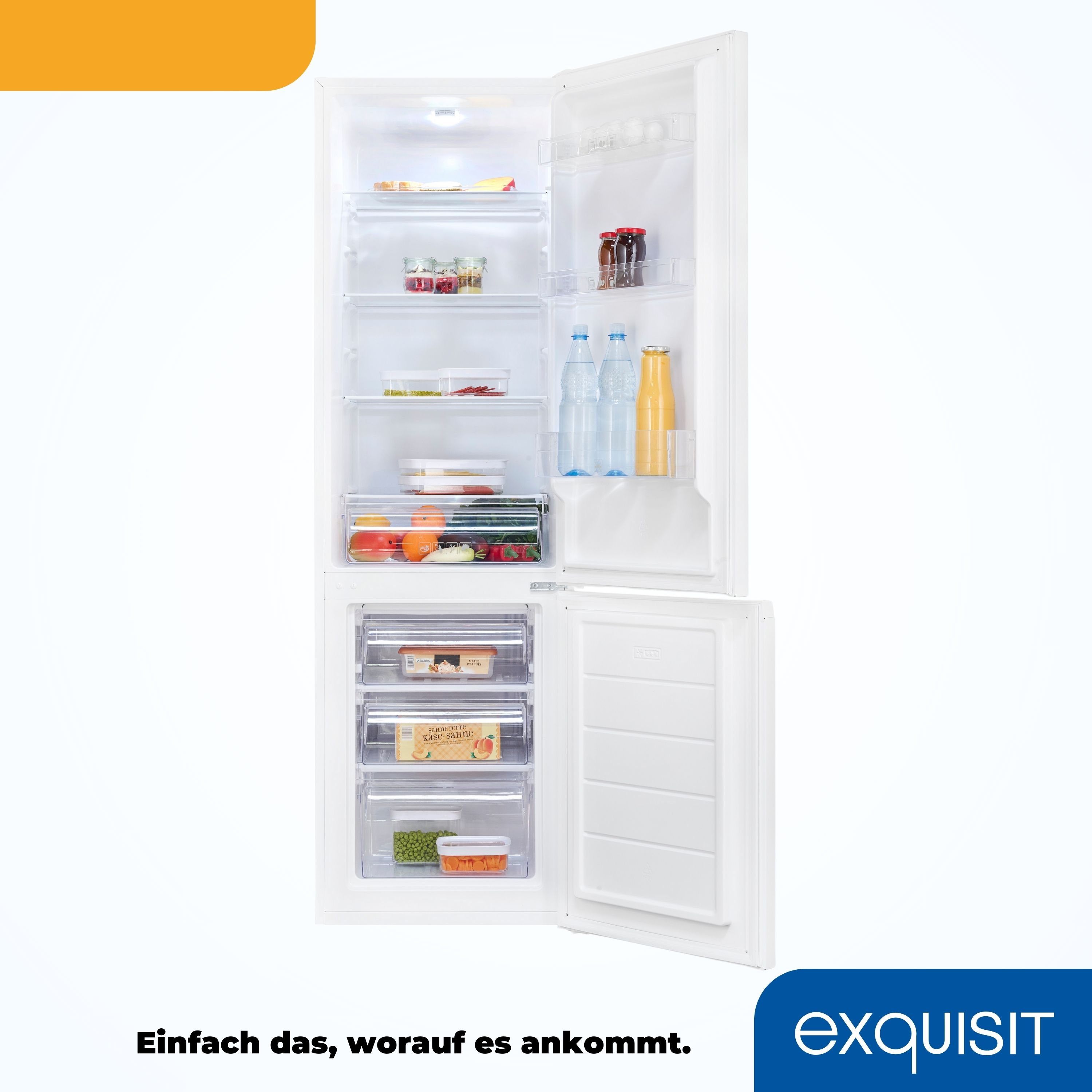 Weißer Kühlschrank mit geöffneten Türen, die Regale mit Lebensmitteln zeigen. Die Tür sagt exquisit.