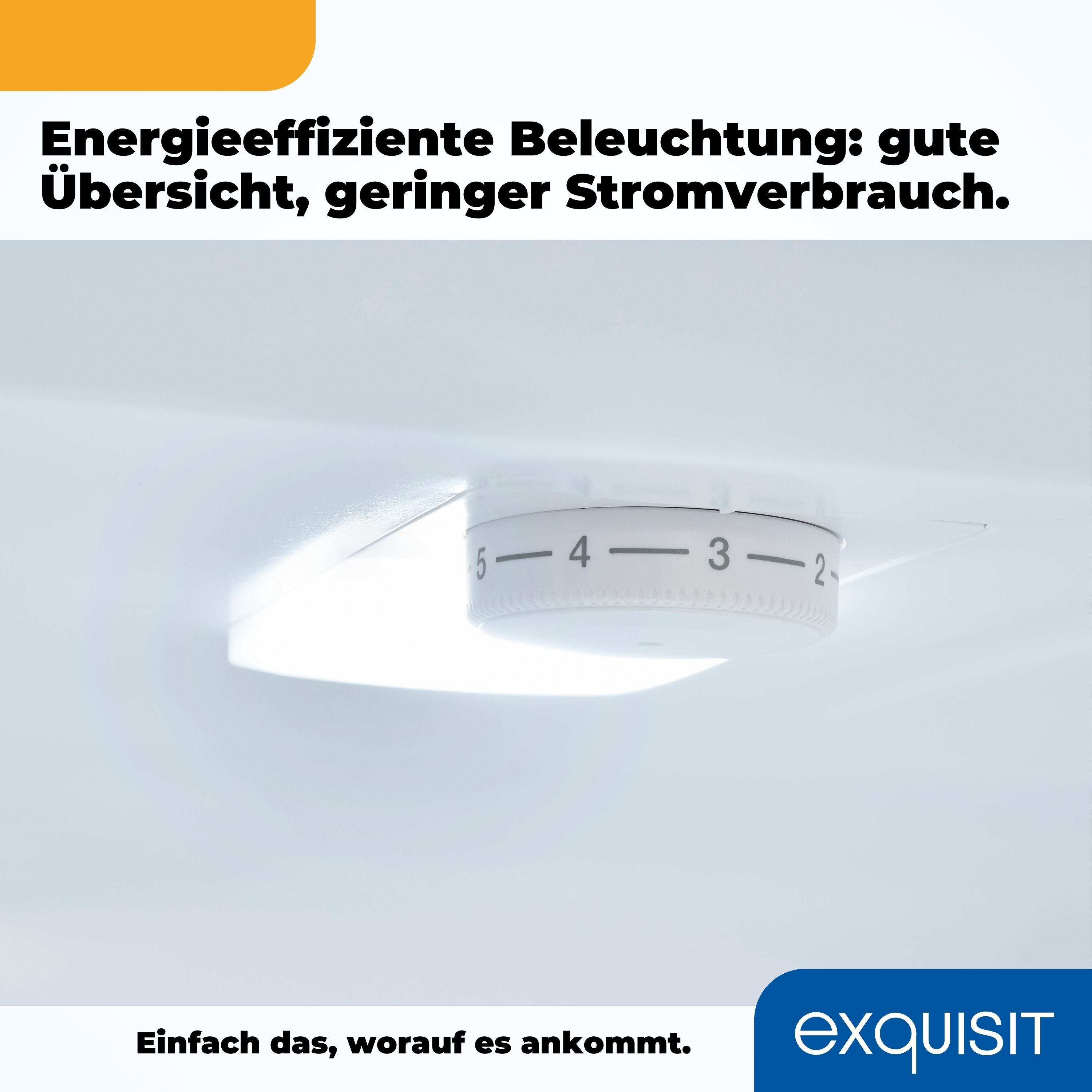 Nahaufnahme eines weißen Zifferblatts mit Zahlen, auf einer weißen Oberfläche platziert.