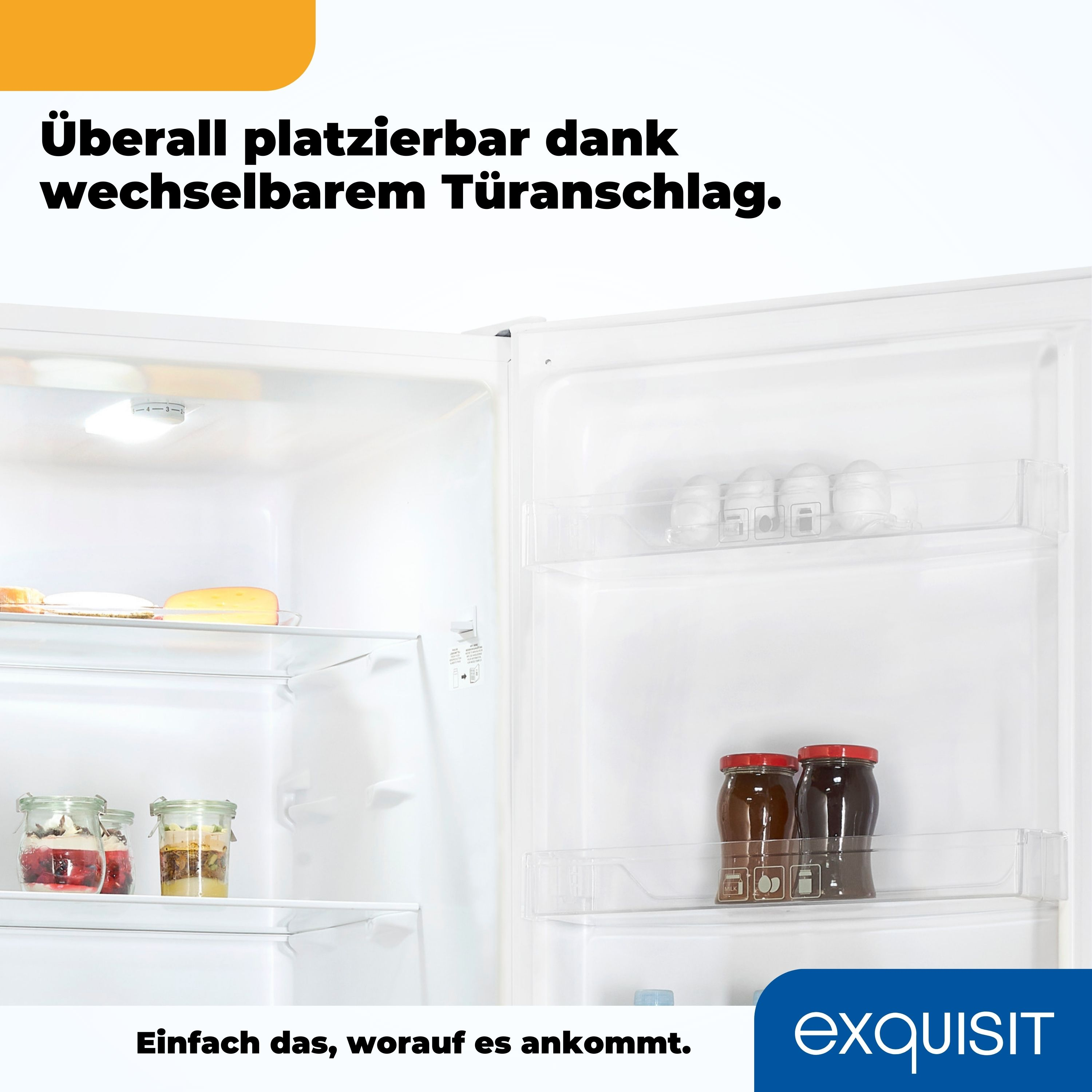 Kühlschrankinnenraum: Regale, Einmachgläser, Käse und Licht.