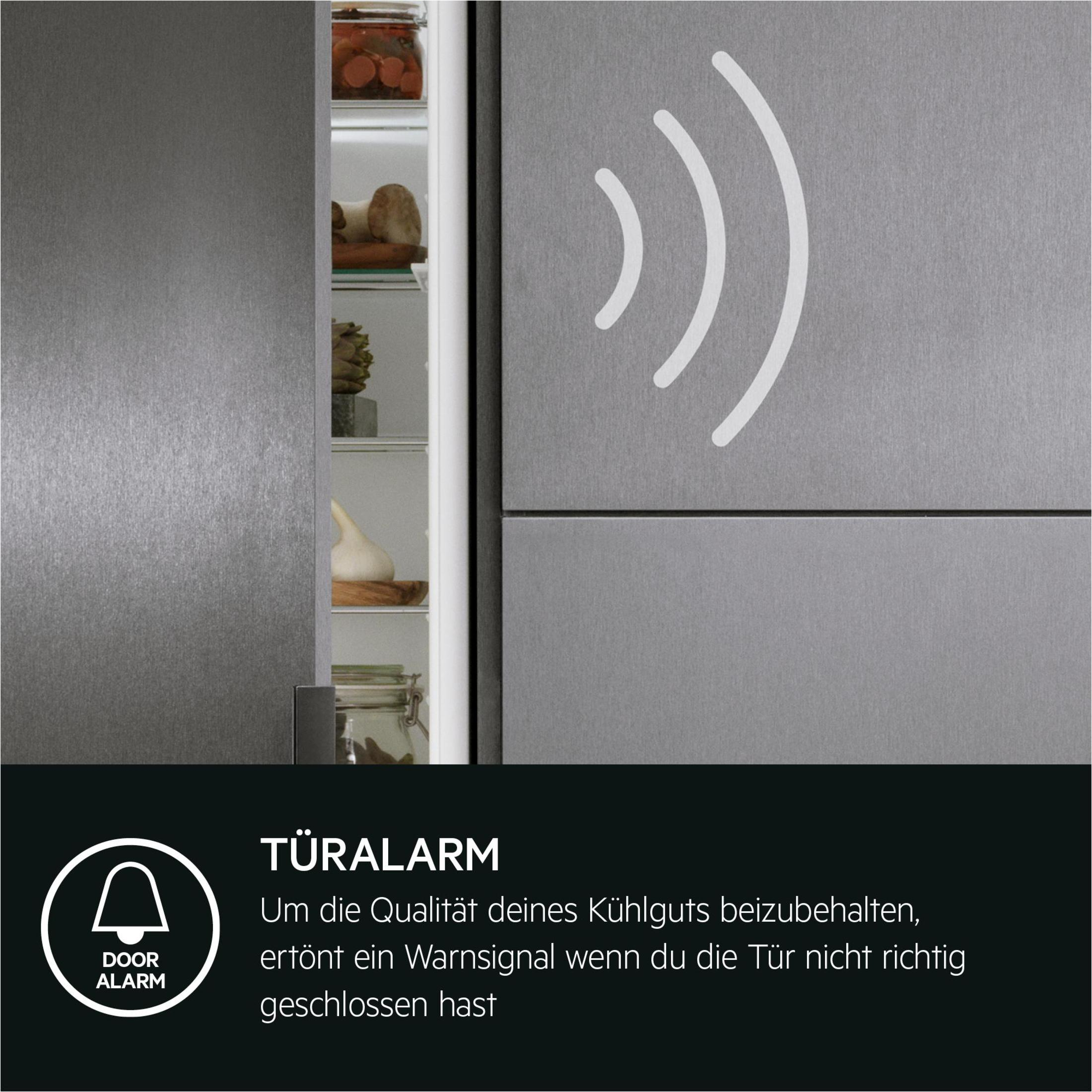 Kühlschrank mit offener Tür. Text: Türalarm, warnt, wenn die Tür nicht richtig geschlossen ist.