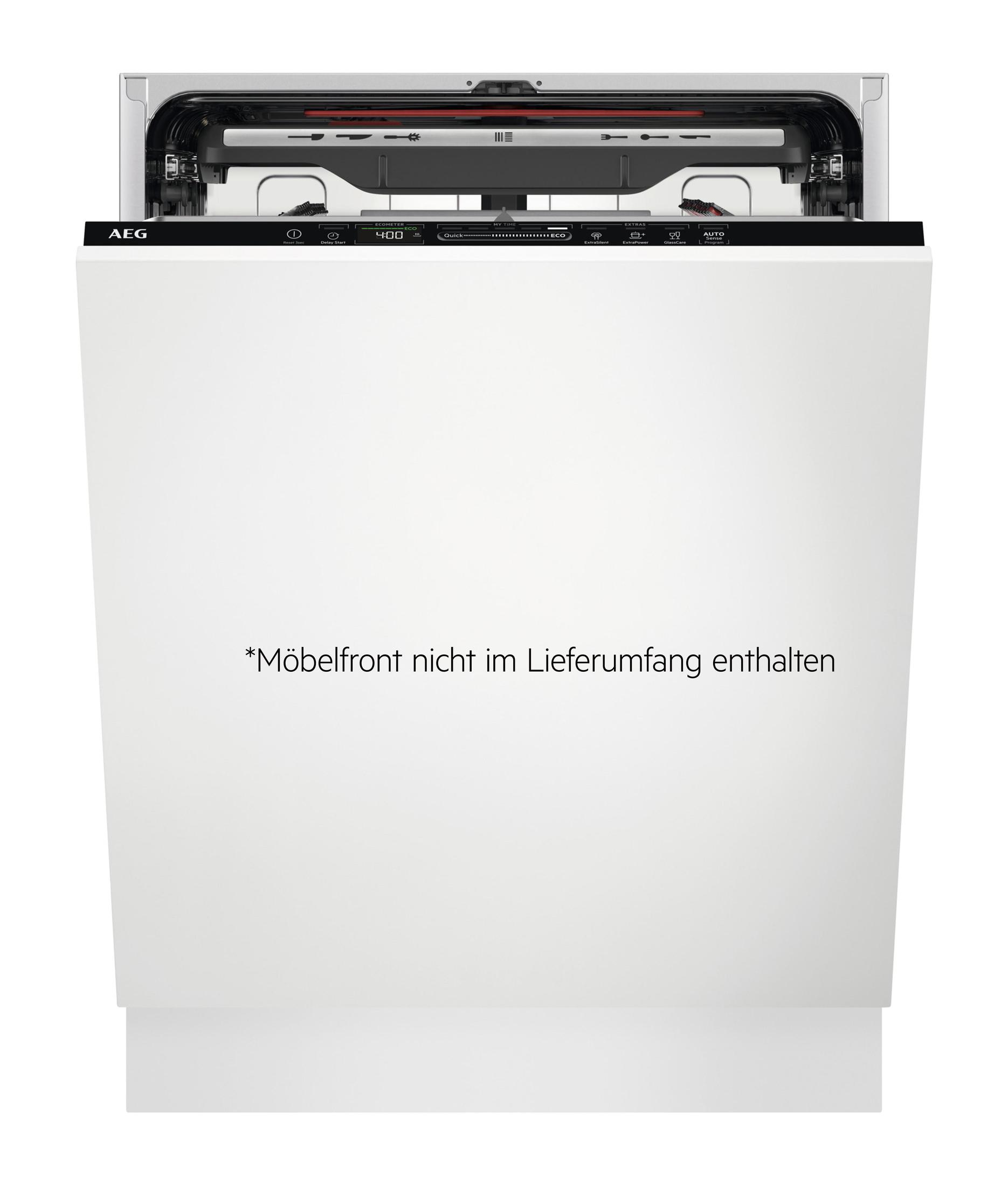 Weißer Geschirrspüler mit schwarzem Bedienfeld, geöffnet, weißer Hintergrund.