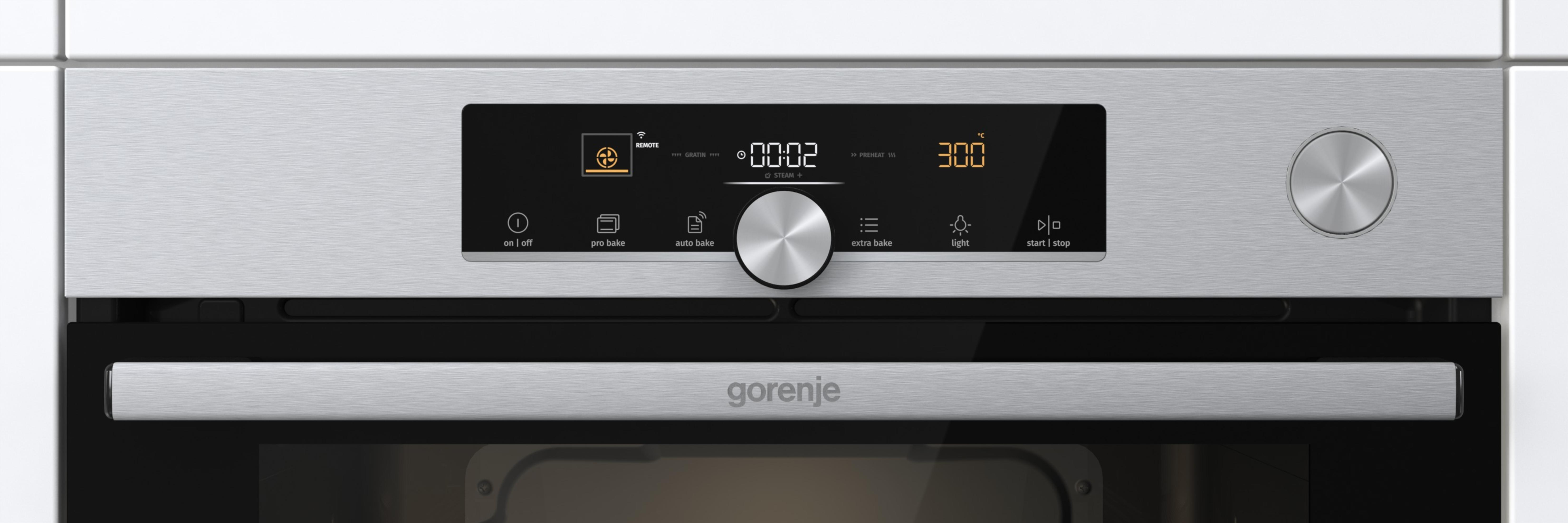 Backofen-Bedienfeld mit Bildschirm, der Einstellungen und Knöpfe anzeigt, Marke Gorenje.