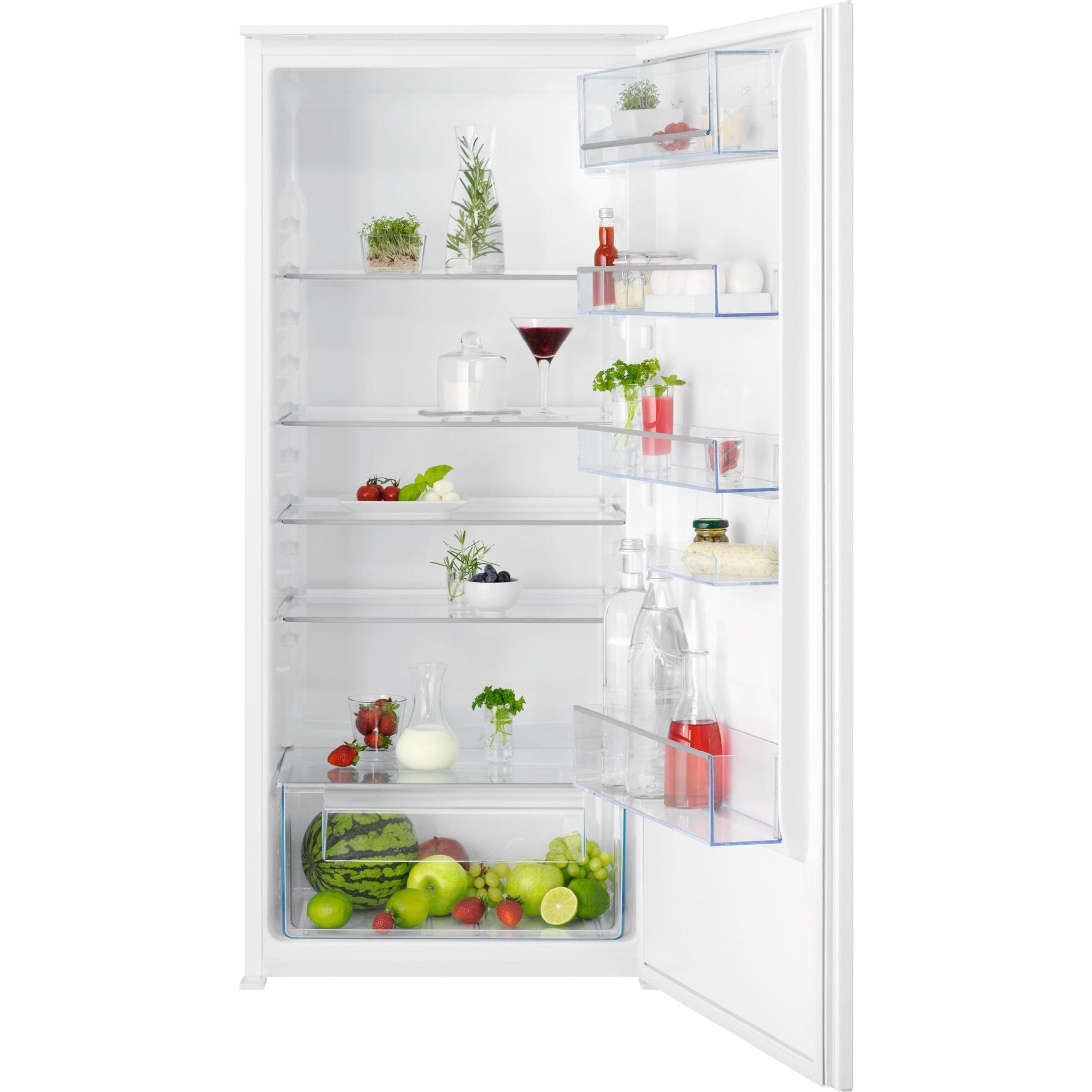 Ein offener weißer Kühlschrank mit Regalen voller Essen und Getränke. Gemüse und Gläser sind sichtbar.